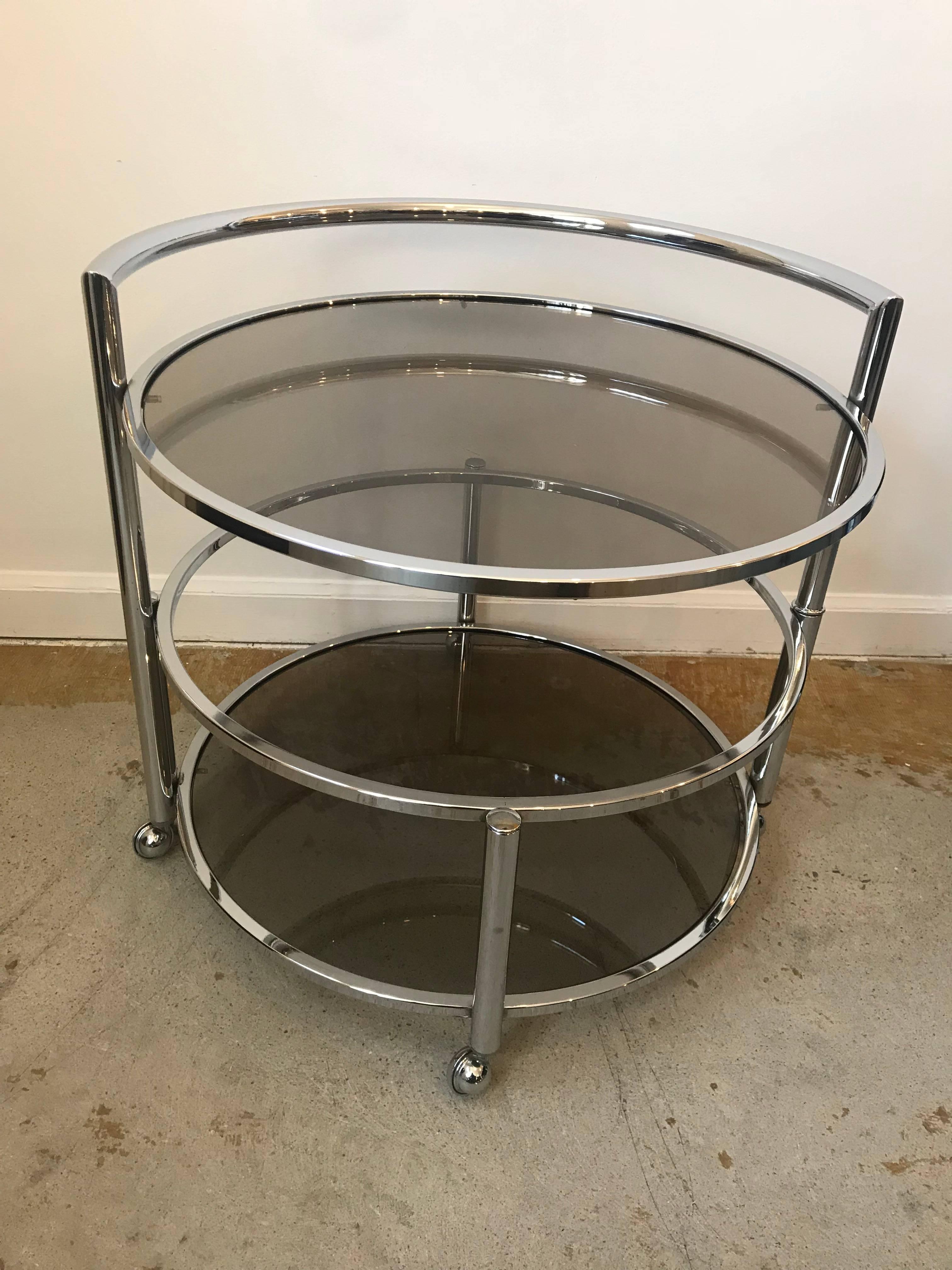 Mid-Century Modern Table d'appoint ou table basse ronde du milieu du siècle à deux niveaux extensible en chrome et verre fumé en vente