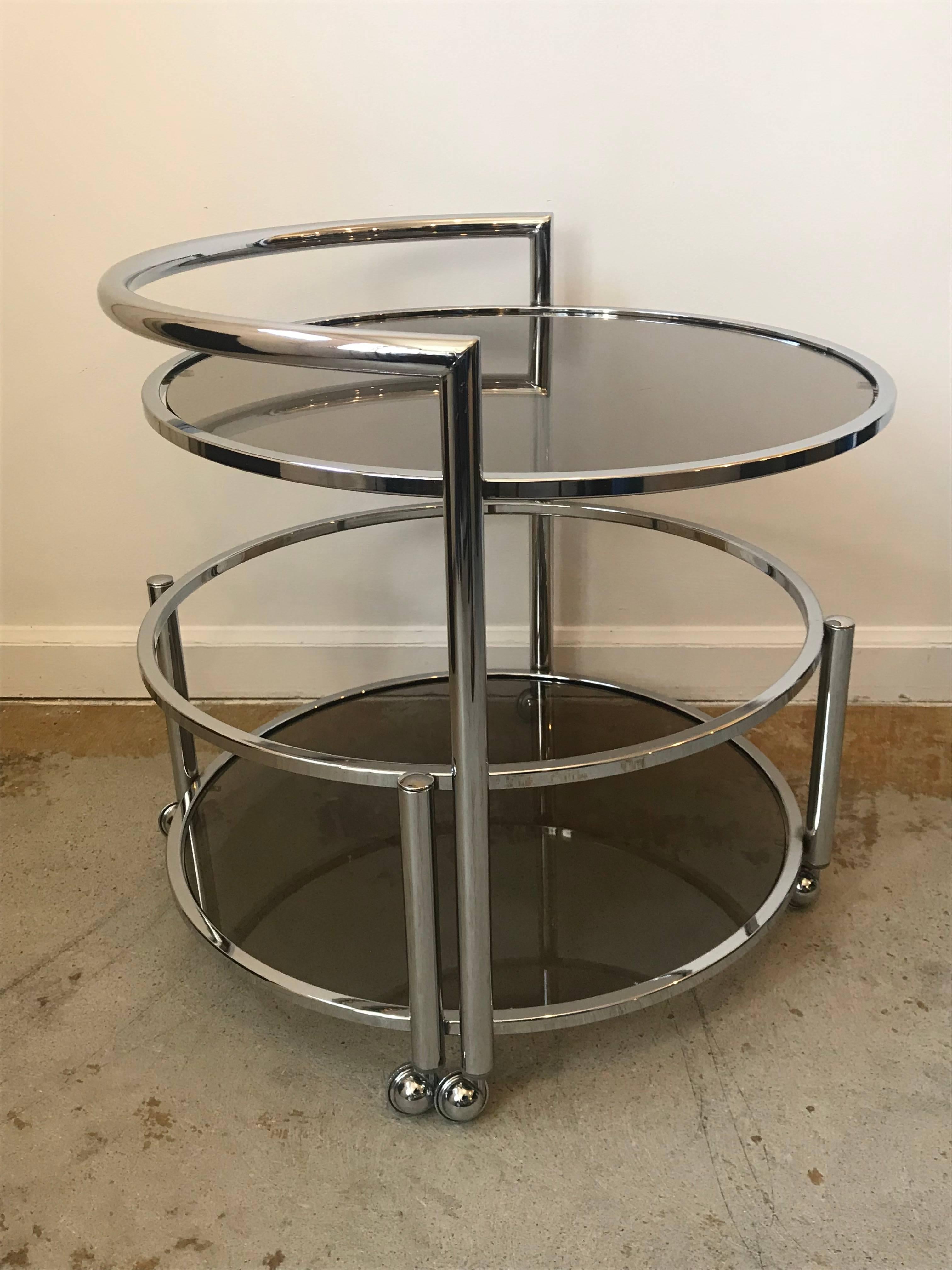 20ième siècle Table d'appoint ou table basse ronde du milieu du siècle à deux niveaux extensible en chrome et verre fumé en vente