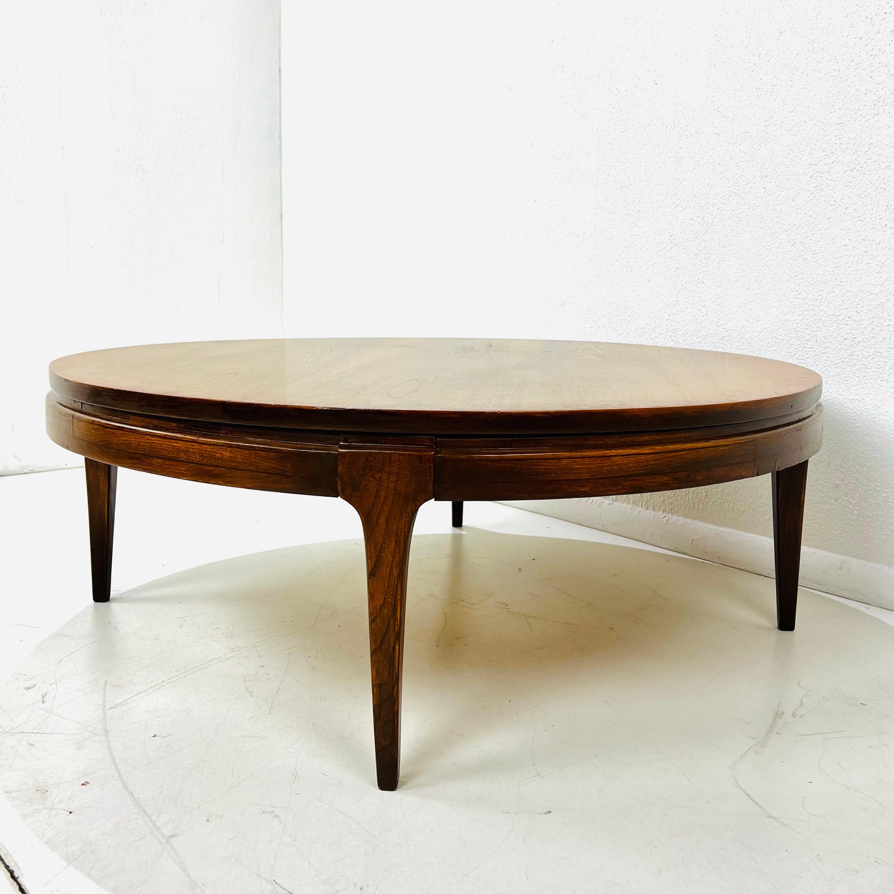Round Mid Century Modern Walnut Coffee Table In Good Condition For Sale In Dallas, TX