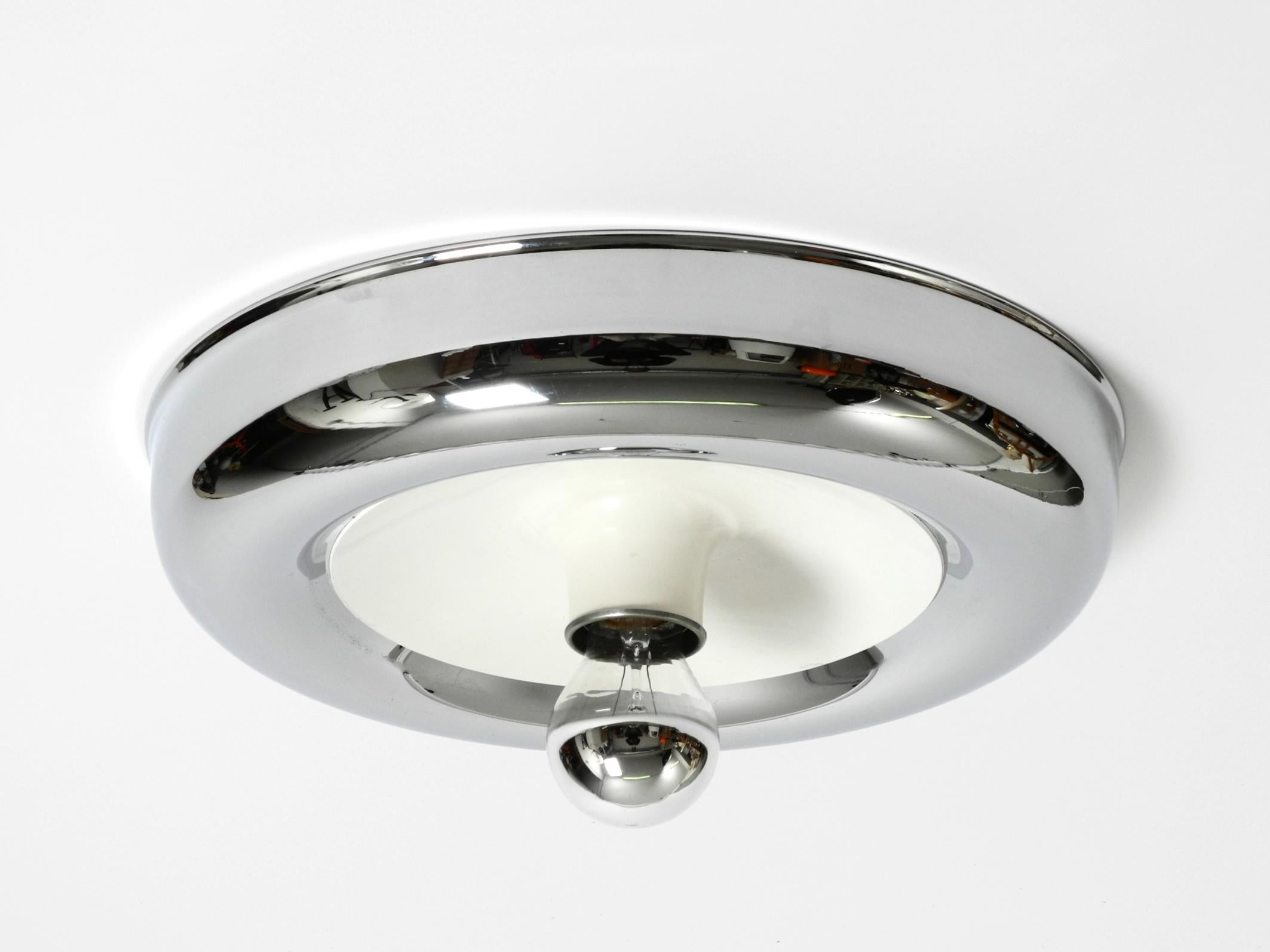 Lámpara de techo o de pared redonda de metal cromado de la Space Age de mediados de siglo, procedente de Italia en venta 8