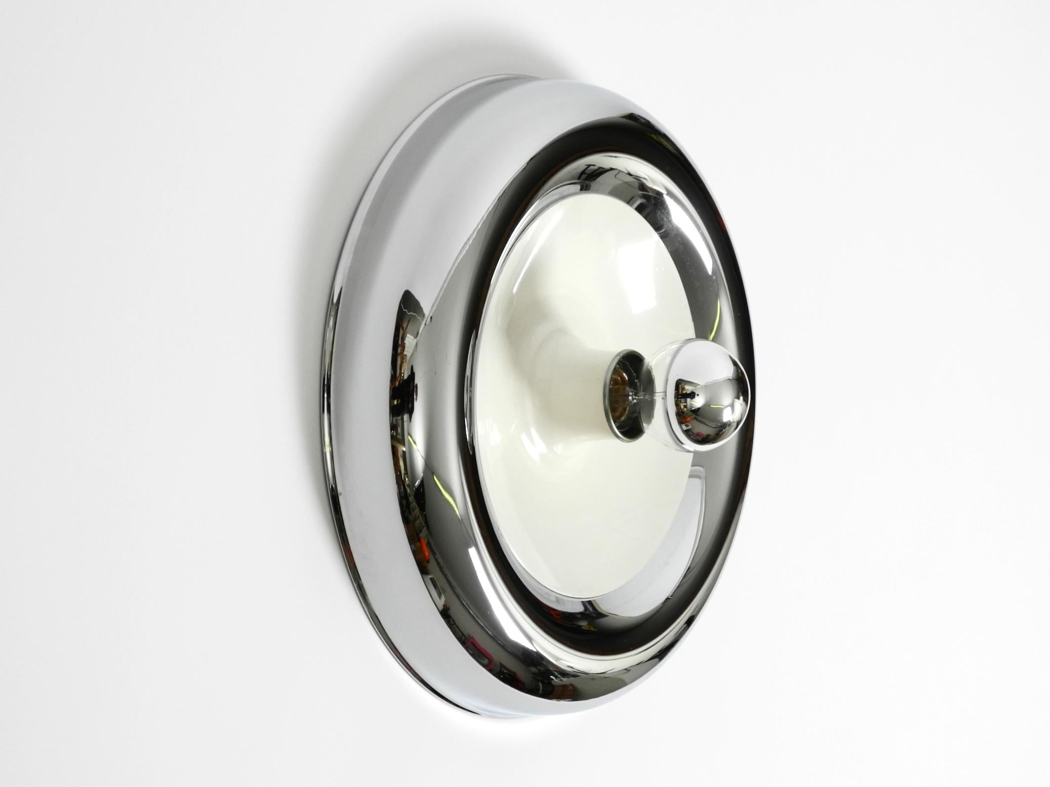 Lámpara de techo o de pared redonda de metal cromado de la Space Age de mediados de siglo, procedente de Italia Italiano en venta