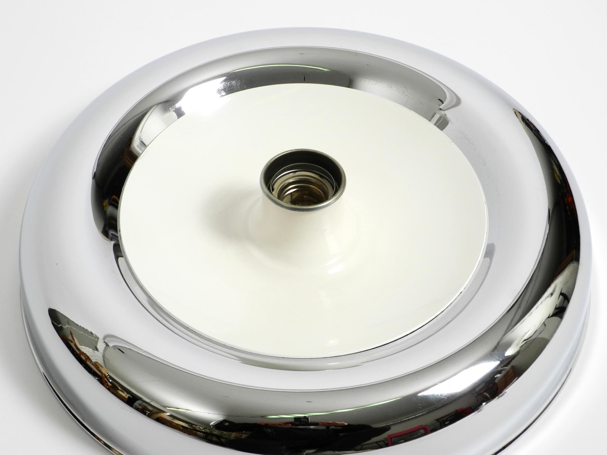 Lámpara de techo o de pared redonda de metal cromado de la Space Age de mediados de siglo, procedente de Italia en venta 1