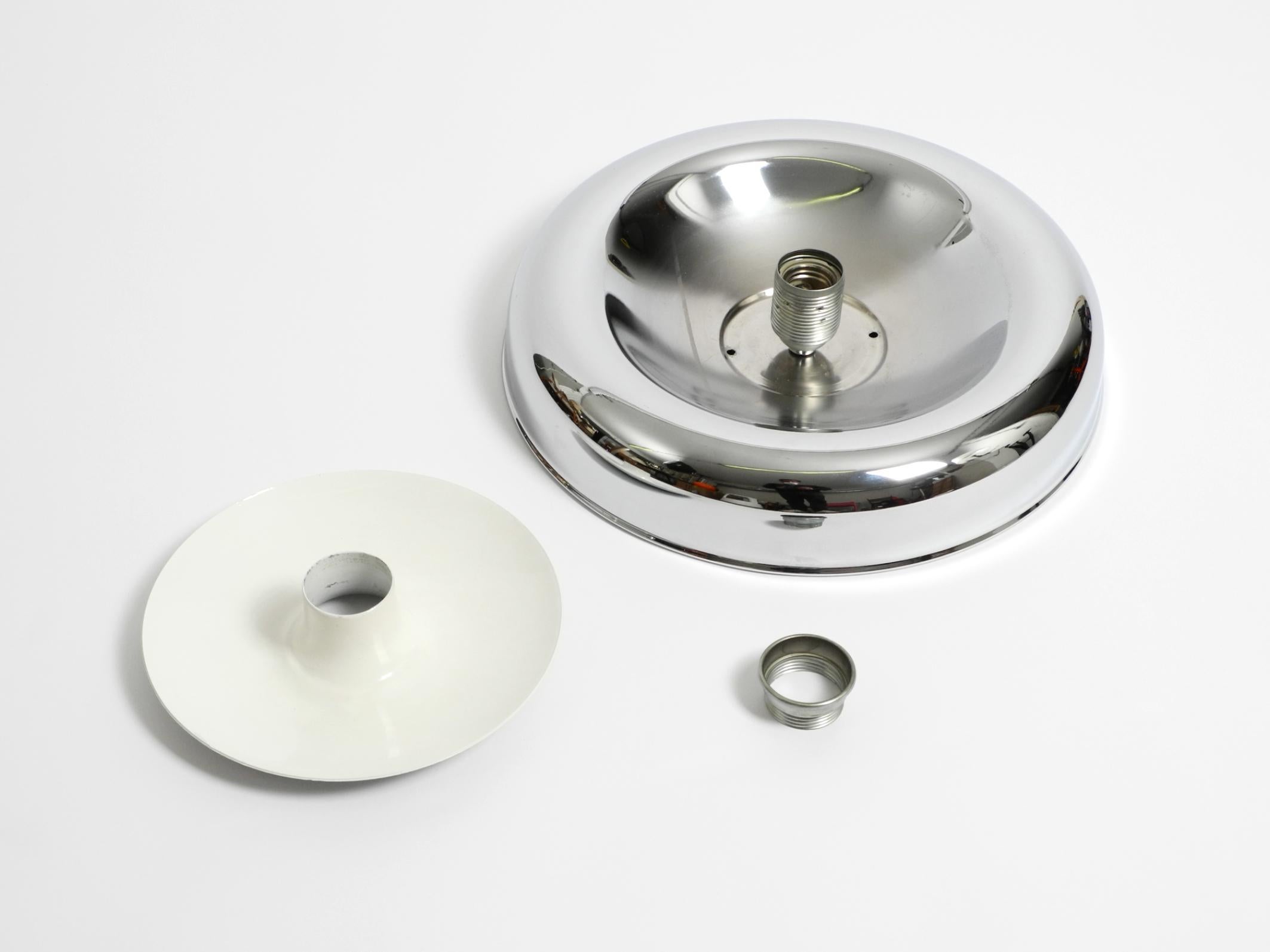 Lámpara de techo o de pared redonda de metal cromado de la Space Age de mediados de siglo, procedente de Italia en venta 2