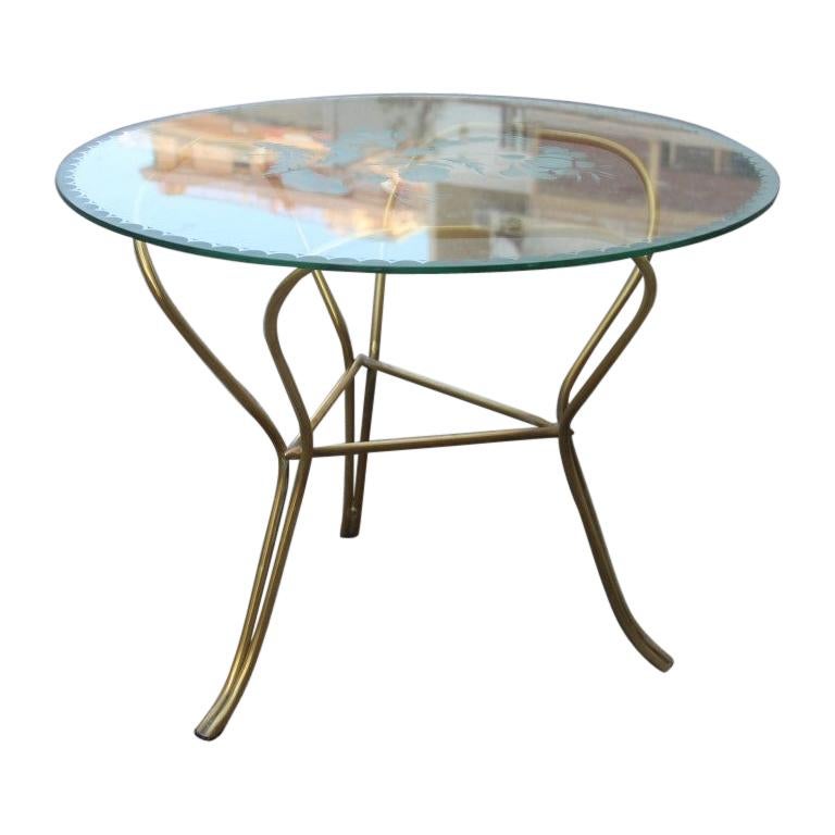 Table ronde du milieu du siècle dernier design italien café avec plateau en verre et dessins gravés en laiton