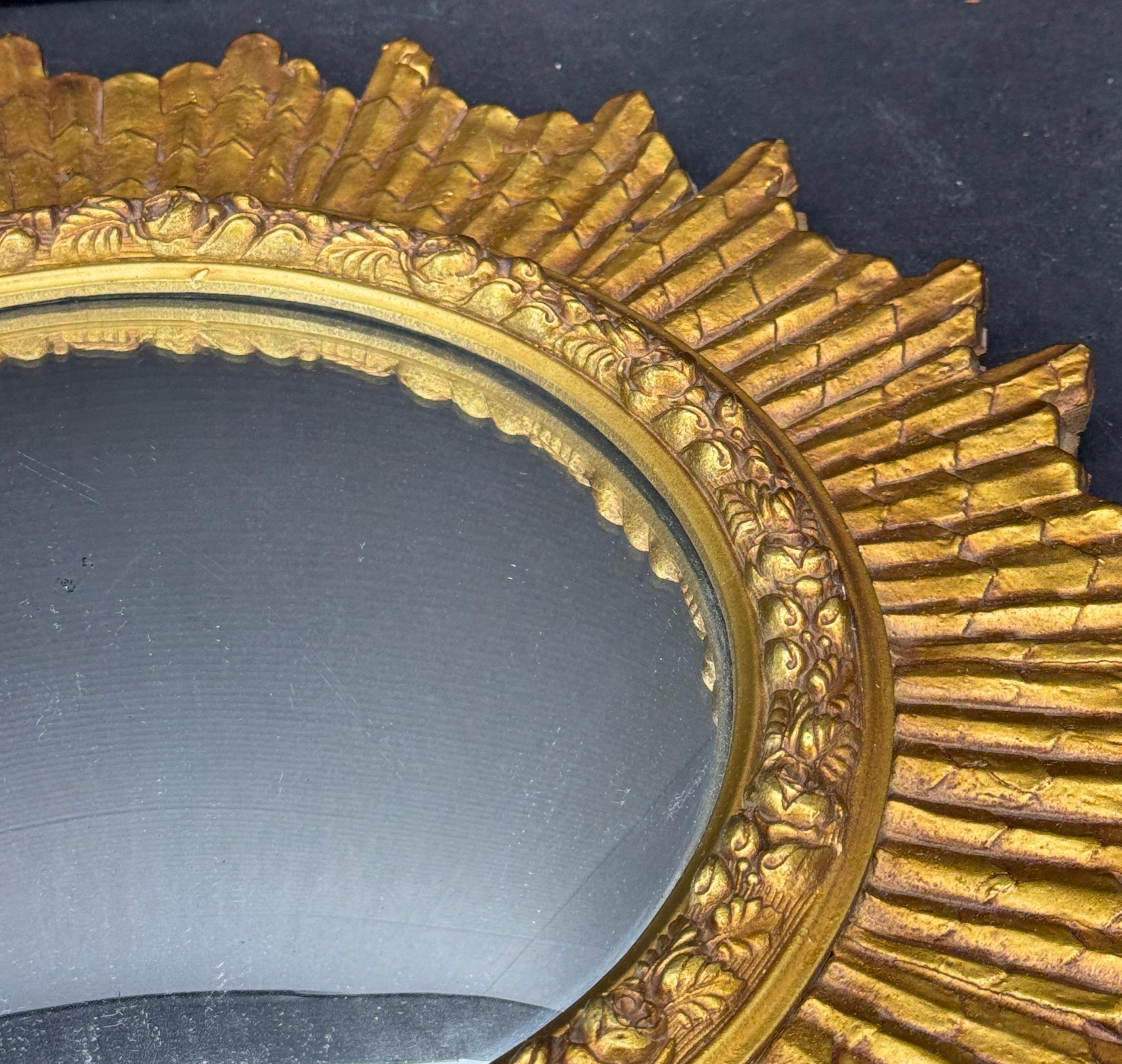 Runder mittelgroßer vergoldeter Sunburst-Wandspiegel, Italien im Angebot 3