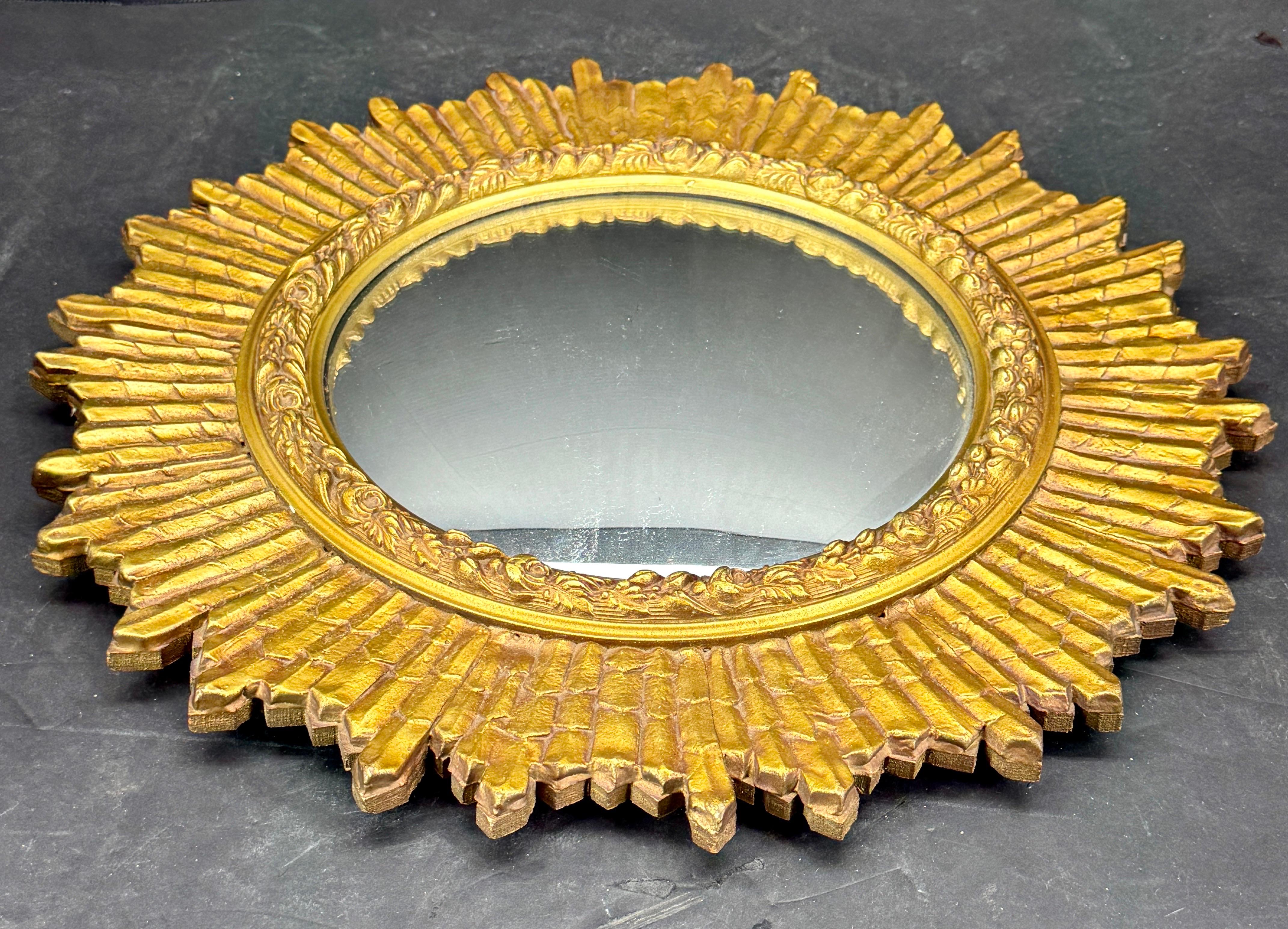 Runder mittelgroßer vergoldeter Sunburst-Wandspiegel, Italien (Italienisch) im Angebot