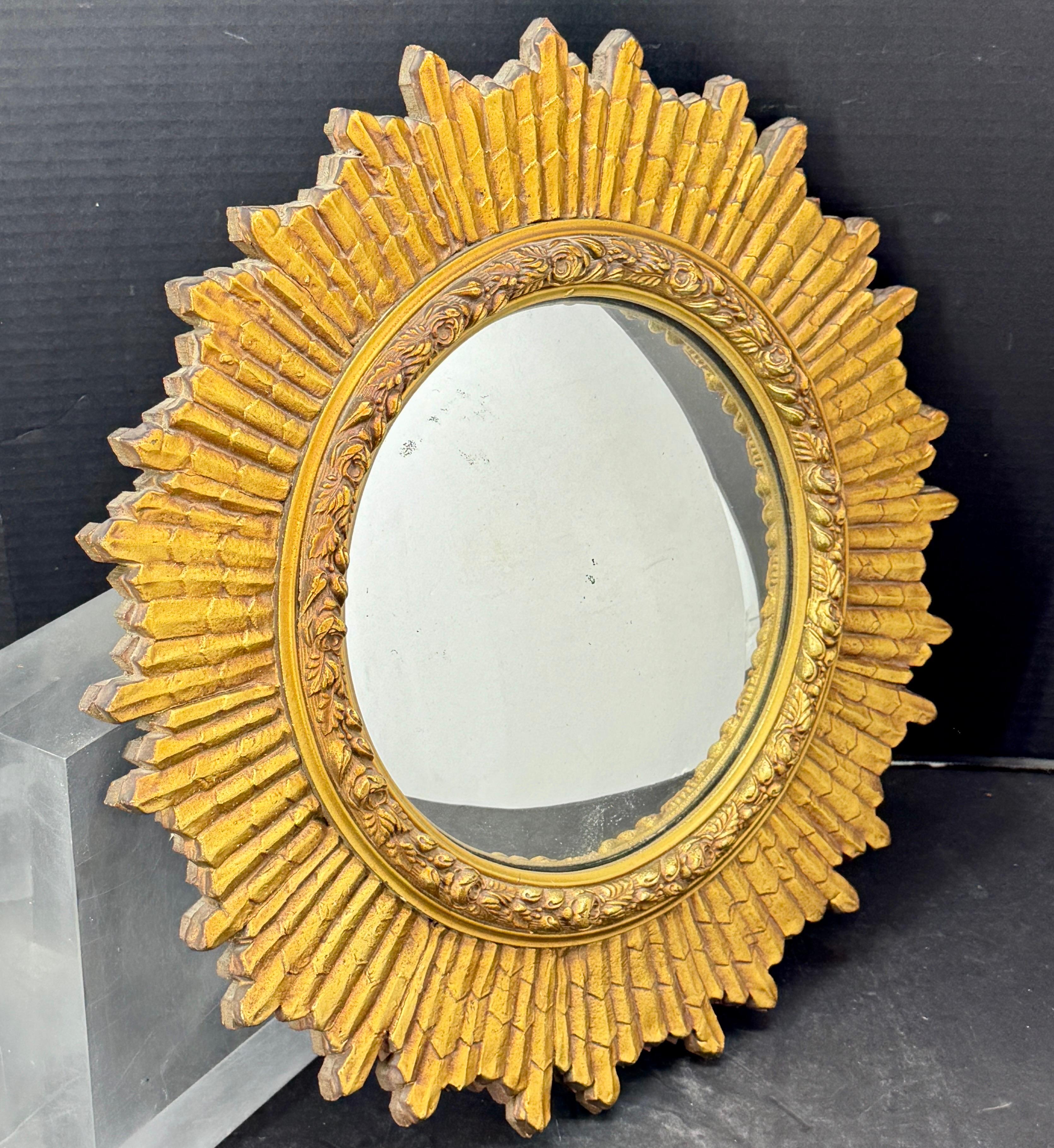 Runder mittelgroßer vergoldeter Sunburst-Wandspiegel, Italien (Blattgold) im Angebot