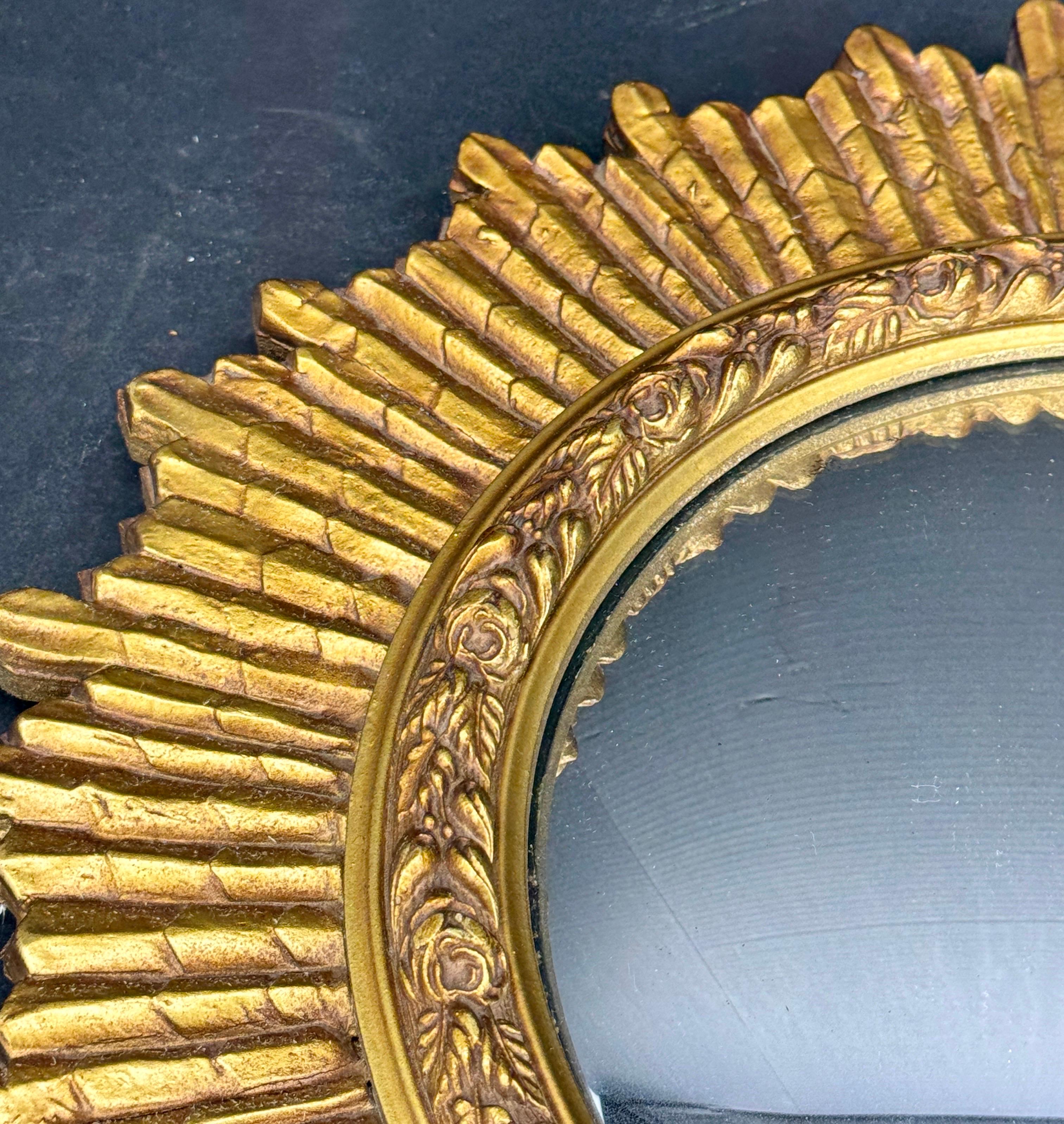 Runder mittelgroßer vergoldeter Sunburst-Wandspiegel, Italien im Angebot 1