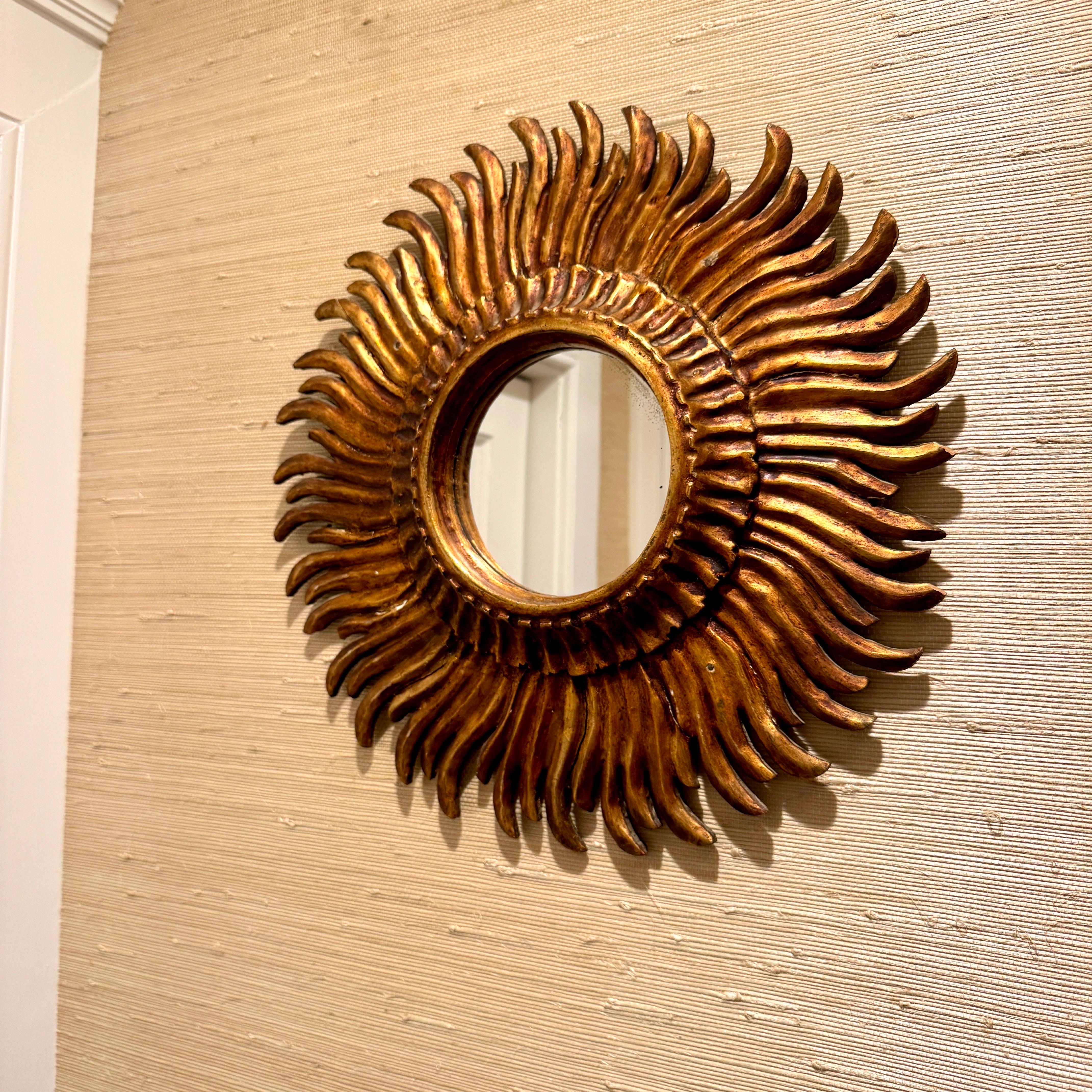 Espejo de Pared Redondo de Tamaño Medio de Hoja Dorada, Italia Tallado a mano en venta