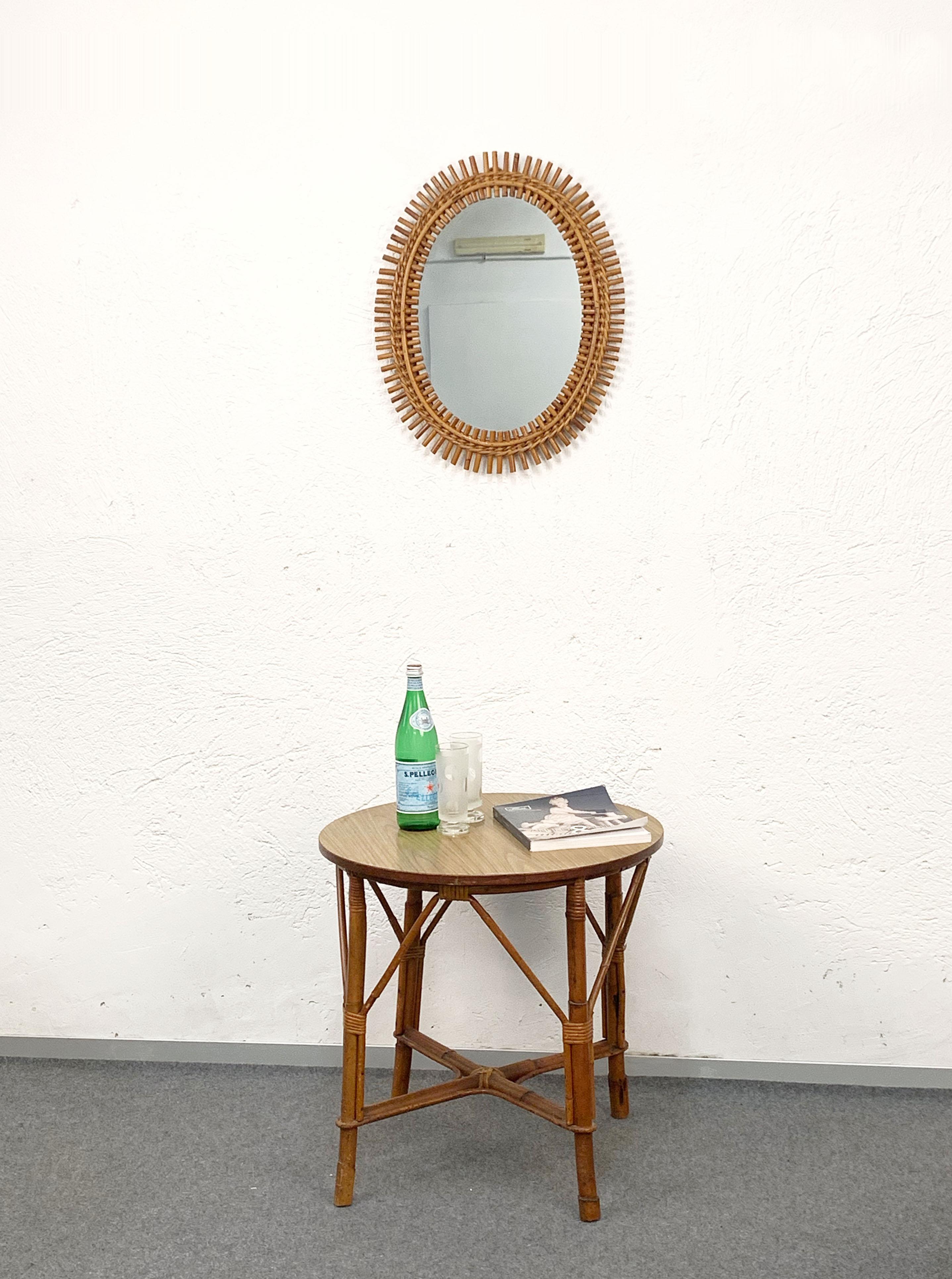 Italiano Tavolino rotondo di metà secolo in bambù e rattan con piano in laminato, anni '60 in vendita
