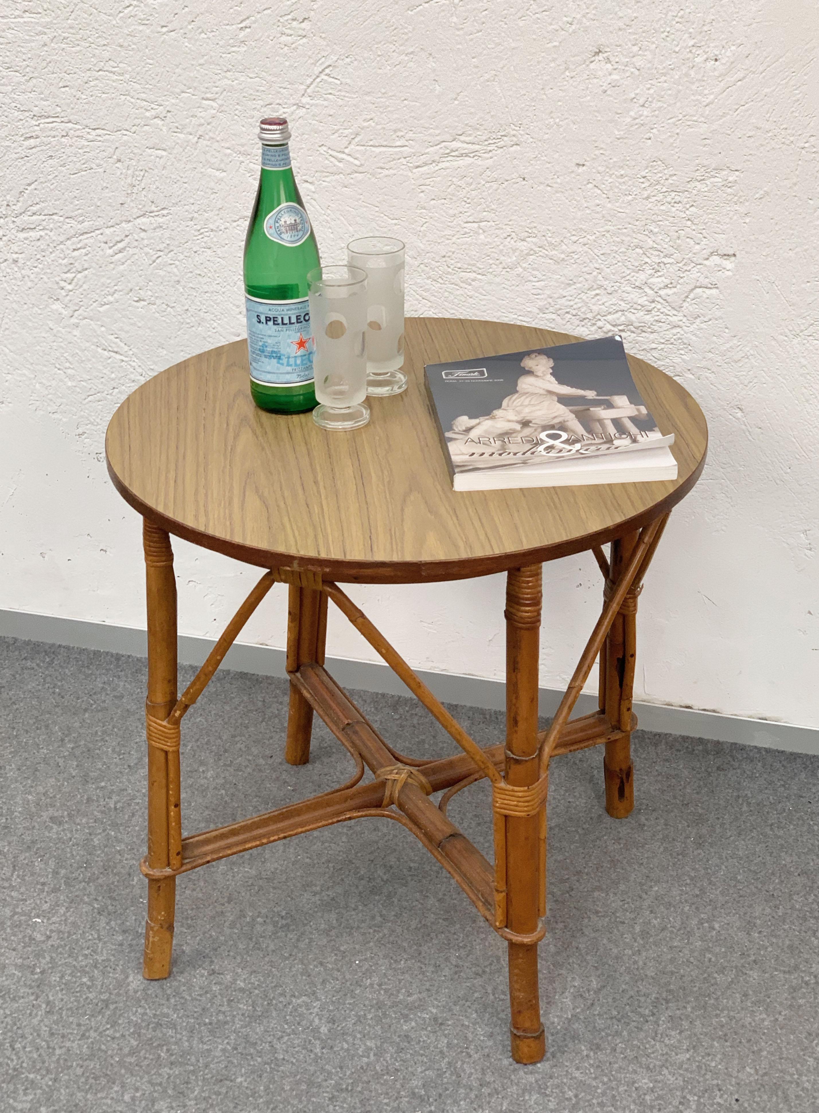 Tavolino rotondo di metà secolo in bambù e rattan con piano in laminato, anni '60 In condizioni buone in vendita a Roma, IT