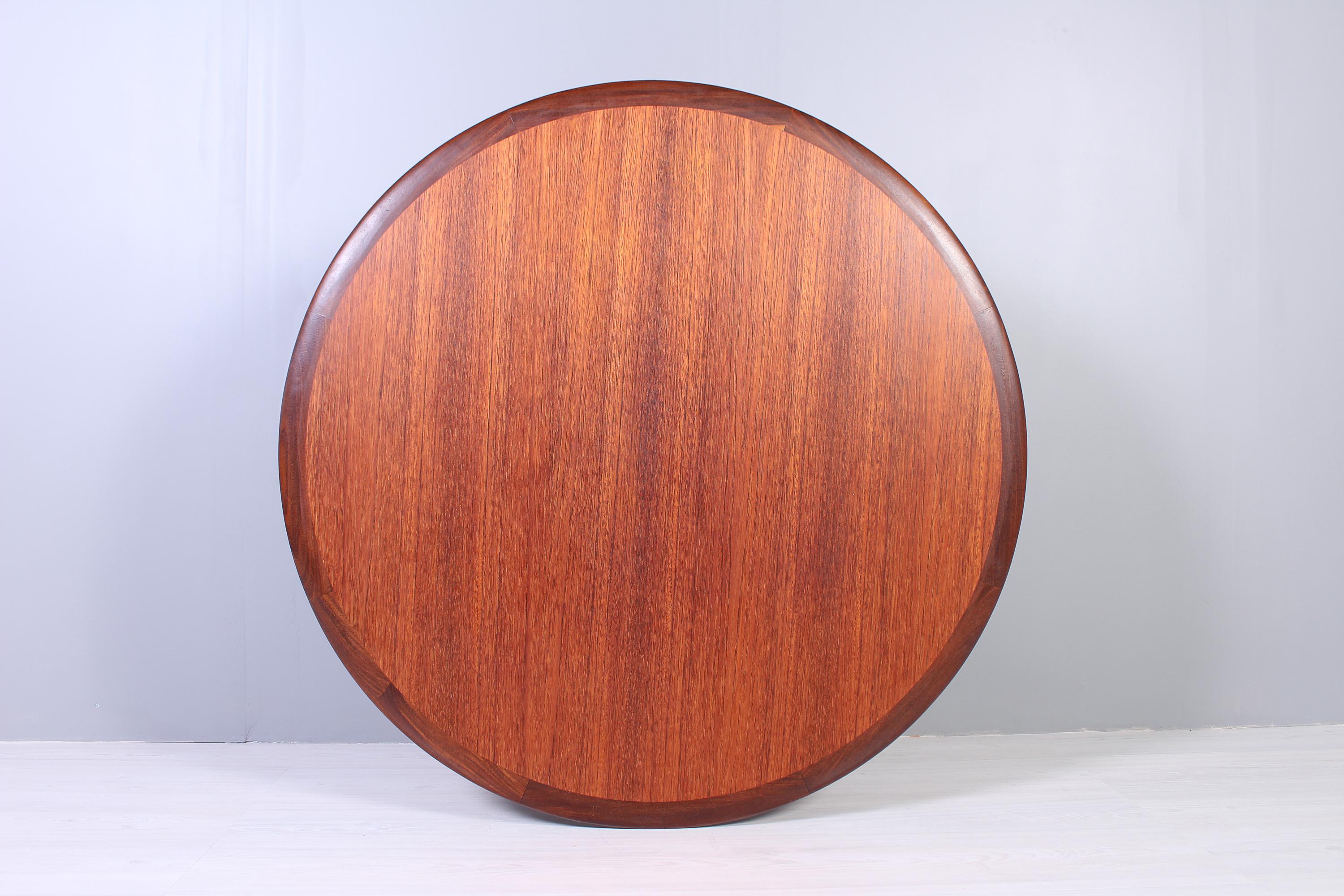 Round Midcentury Danish Teak Coffee Table, 1950s In Good Condition In Malmo, SE