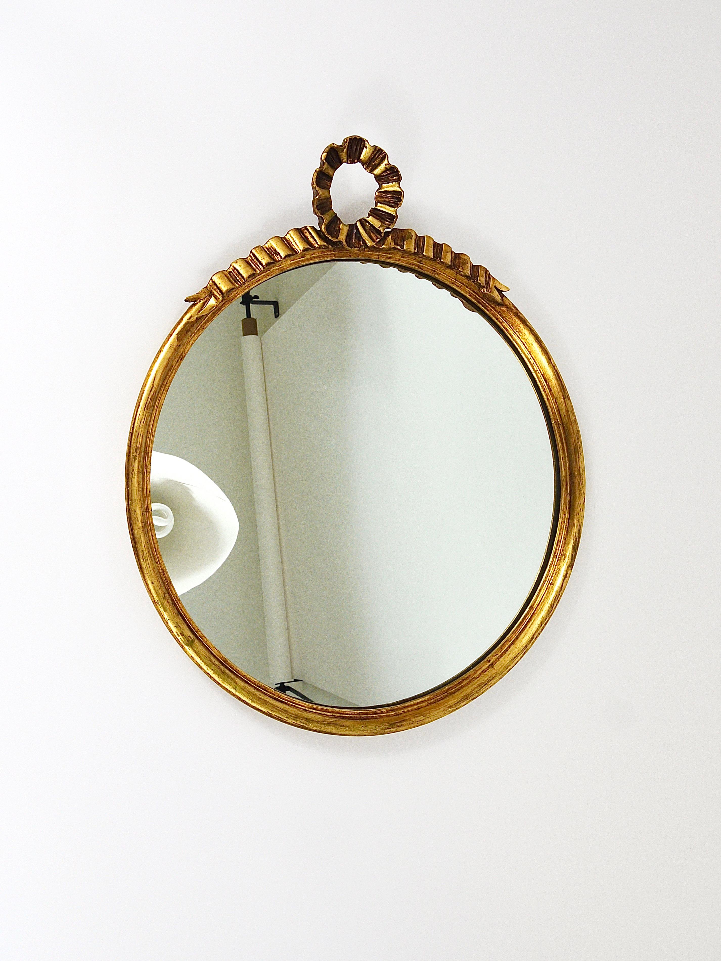 A absolutely lovely golden Hollywood Regency wall mirror from the 1950s, executed by C. Allodi & G. Subelli. Made in Cremona, Italy. Made of hand-carved gold-plated wood, in excellent condition. Labelled on its backside. 