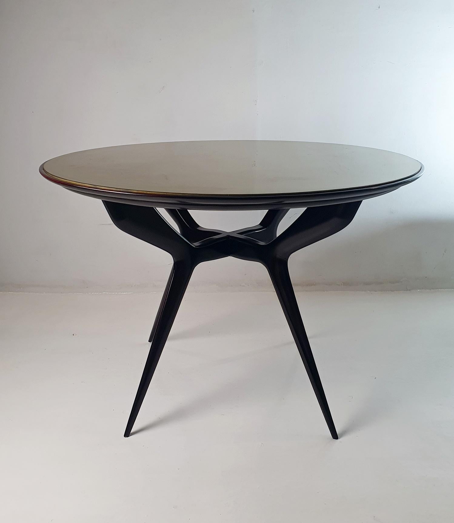 Italian Round Midcentury Spider Leg Dining Table  For Sale