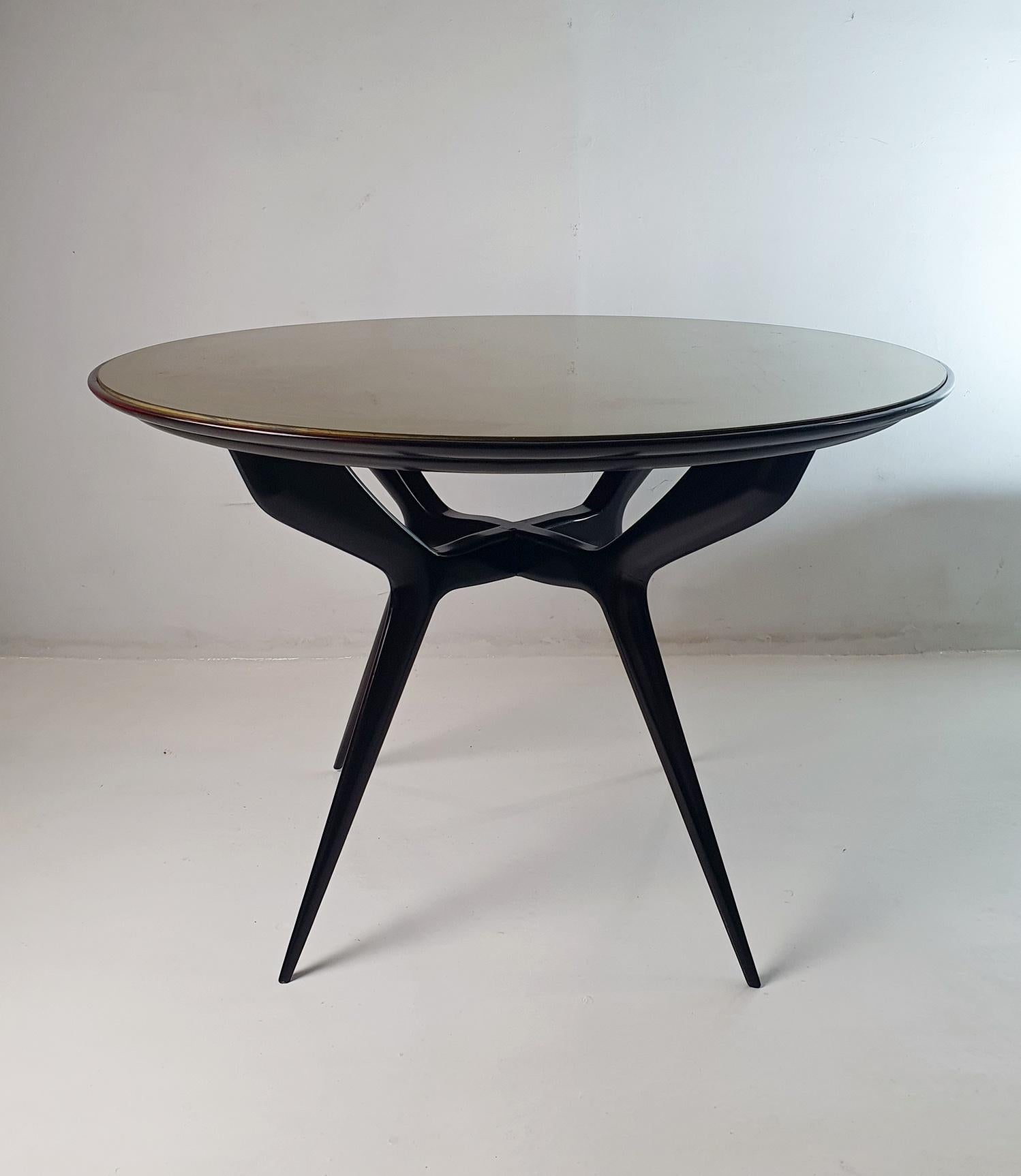 italien Table de salle à manger ronde à pattes d'araignée du milieu du siècle dernier en vente
