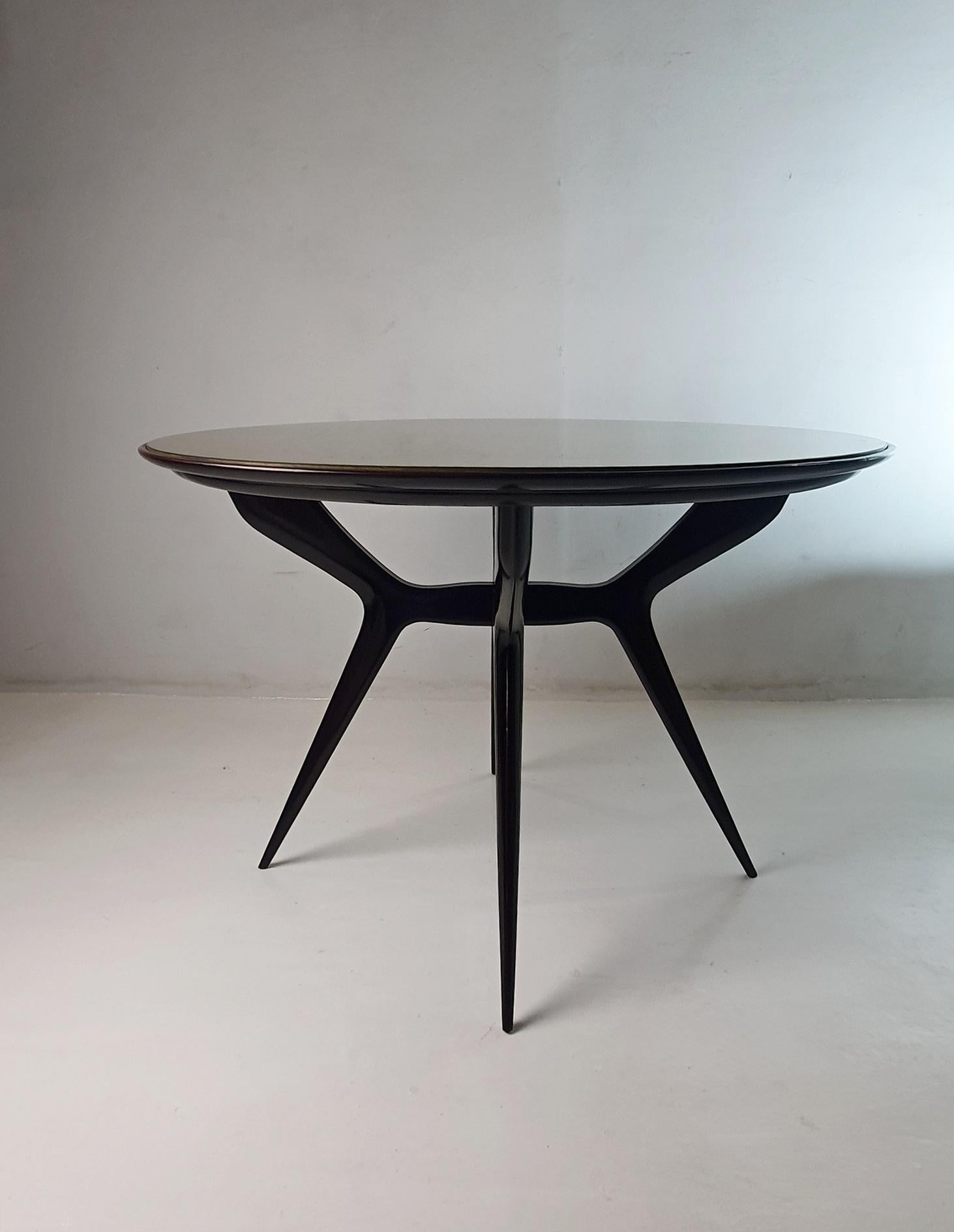Round Midcentury Spider Leg Dining Table  For Sale 1