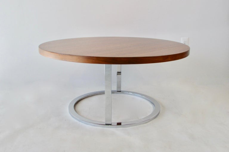 Mid-Century Modern Round Milo Baughman Style Walnut Coffee Table For Sale