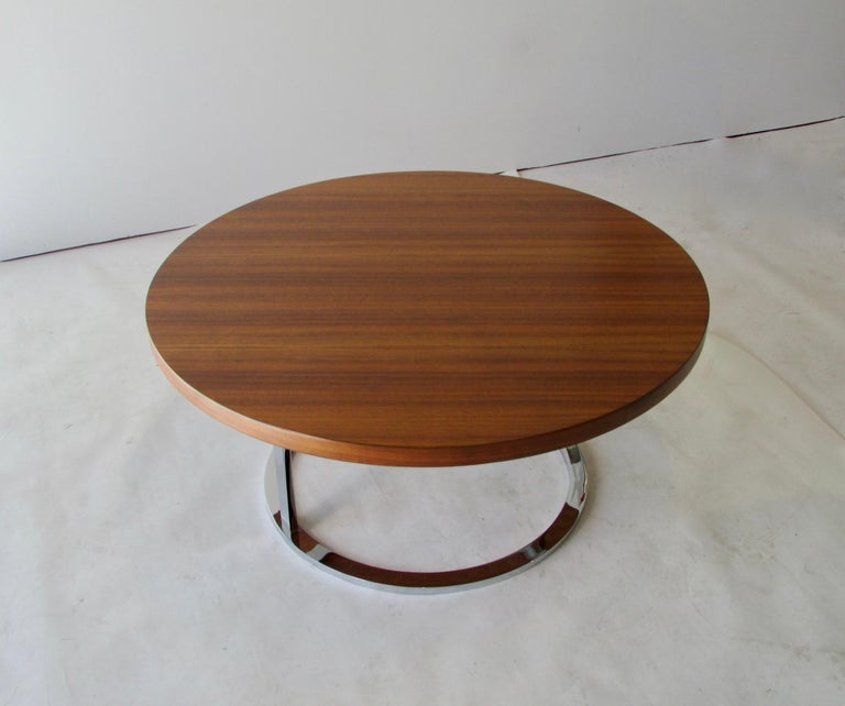 Round Milo Baughman Style Walnut Coffee Table In Good Condition For Sale In Ferndale, MI