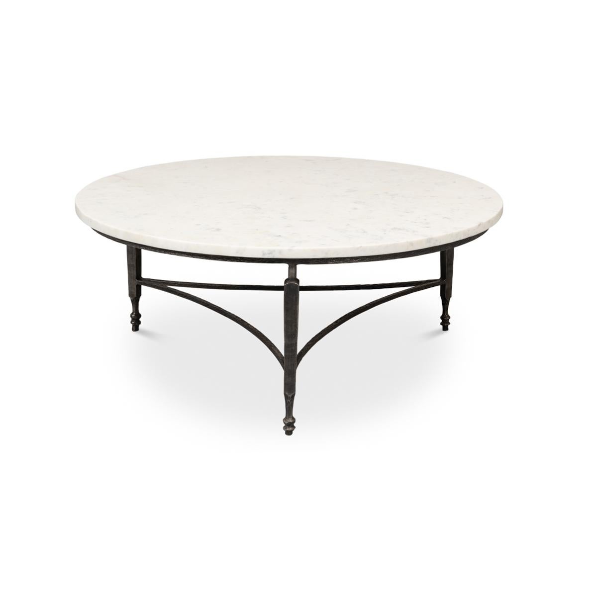 La table basse apporte une sophistication intemporelle et une simplicité moderne aux espaces de vie. Son plateau en marbre blanc de Banswara poli présente des veines naturelles. Reposant sur une base en fer forgé à la finition sombre, la table