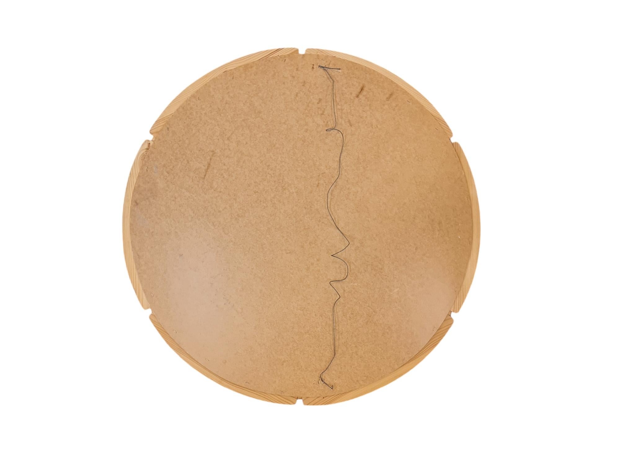 Un magnifique miroir rond en pin de Christian Langeström et fabriqué par Fröseke, Suède. Le miroir a un aspect légèrement brutal, mais il est assez calme et s'adapterait parfaitement aux intérieurs modernes et éclectiques, en plus des intérieurs