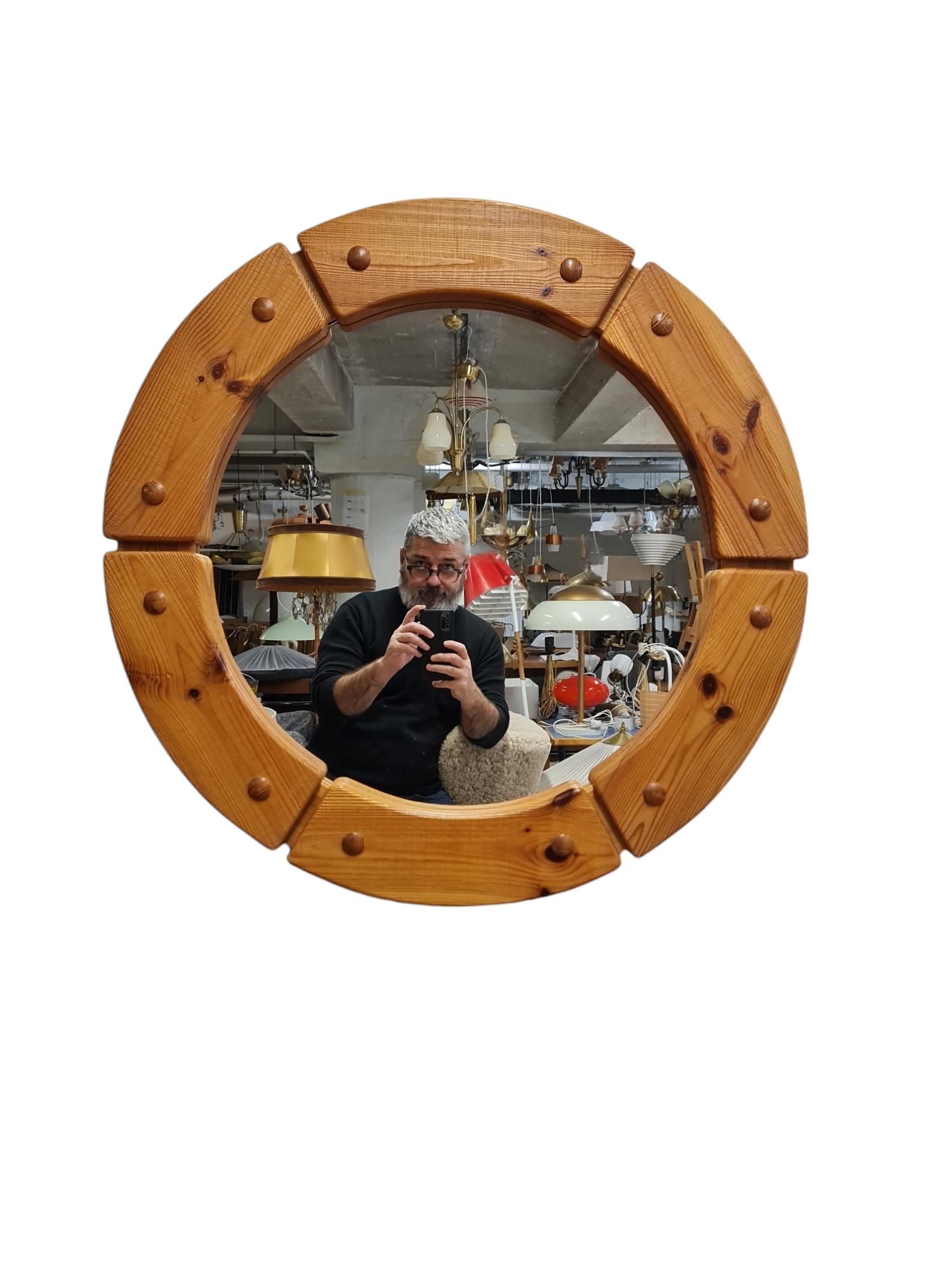 Scandinave moderne Miroir rond de Christian Langeström pour Fröseke, pin, Suède, années 1970 en vente
