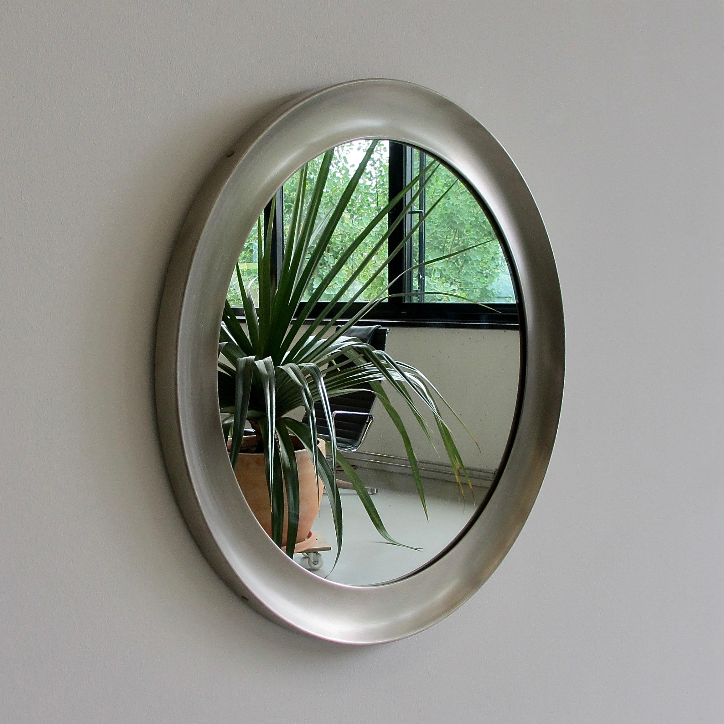 Round mirror, designed by Sergio Mazza. Italy, Artemide, 1957.

Moulded metal frame with mirror insert. Great simple design which works!
  