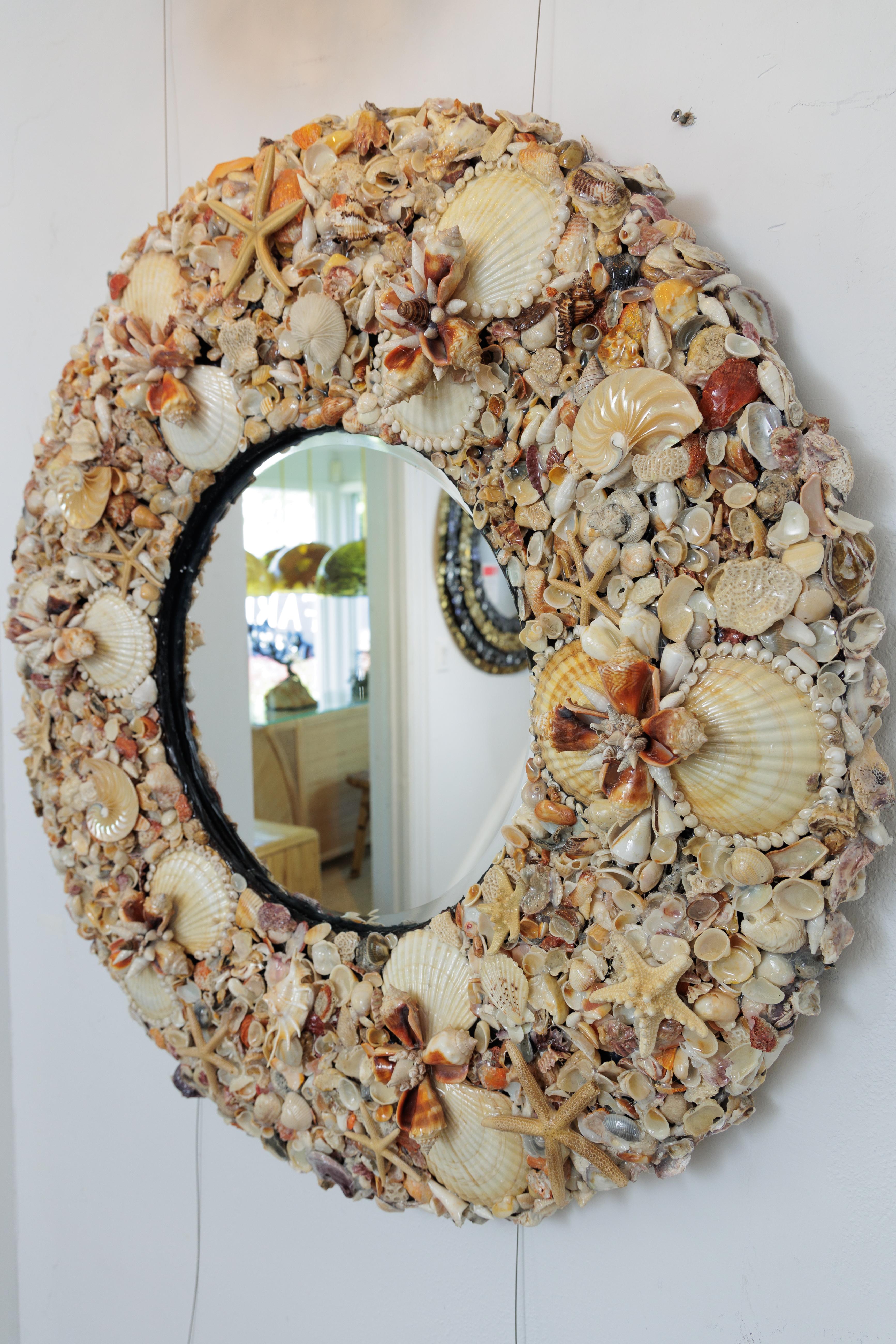 Round Mirror Covered with Beautiful Sea Shells In Good Condition For Sale In Bridgehampton, NY