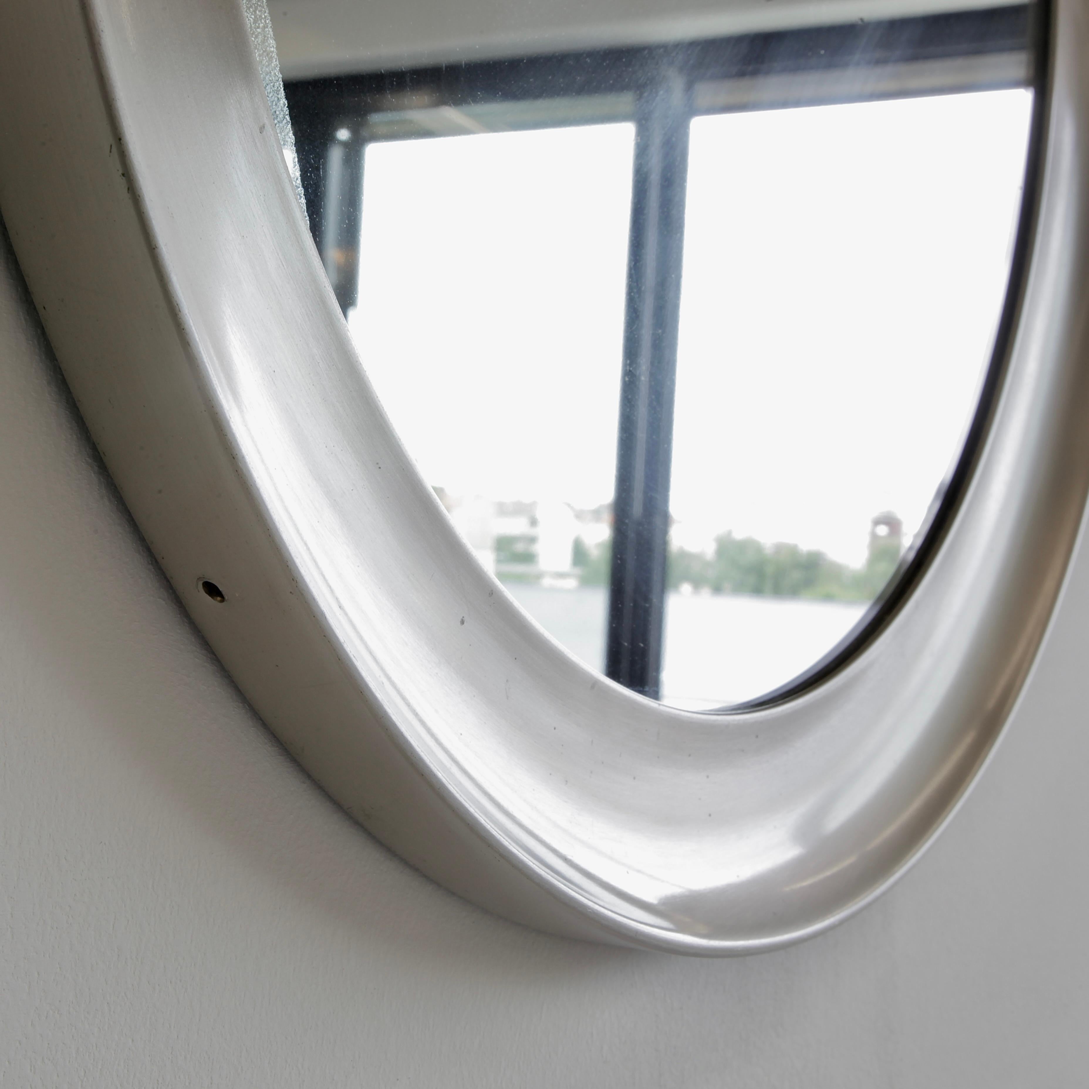 Runder Spiegel von Sergio Mazza mit gebürsteter Nickeloberfläche. An der Oberseite befindet sich ein Loch zum Aufhängen oder zum Einhängen einer Schnur. Benannt nach dem griechischen Gott 