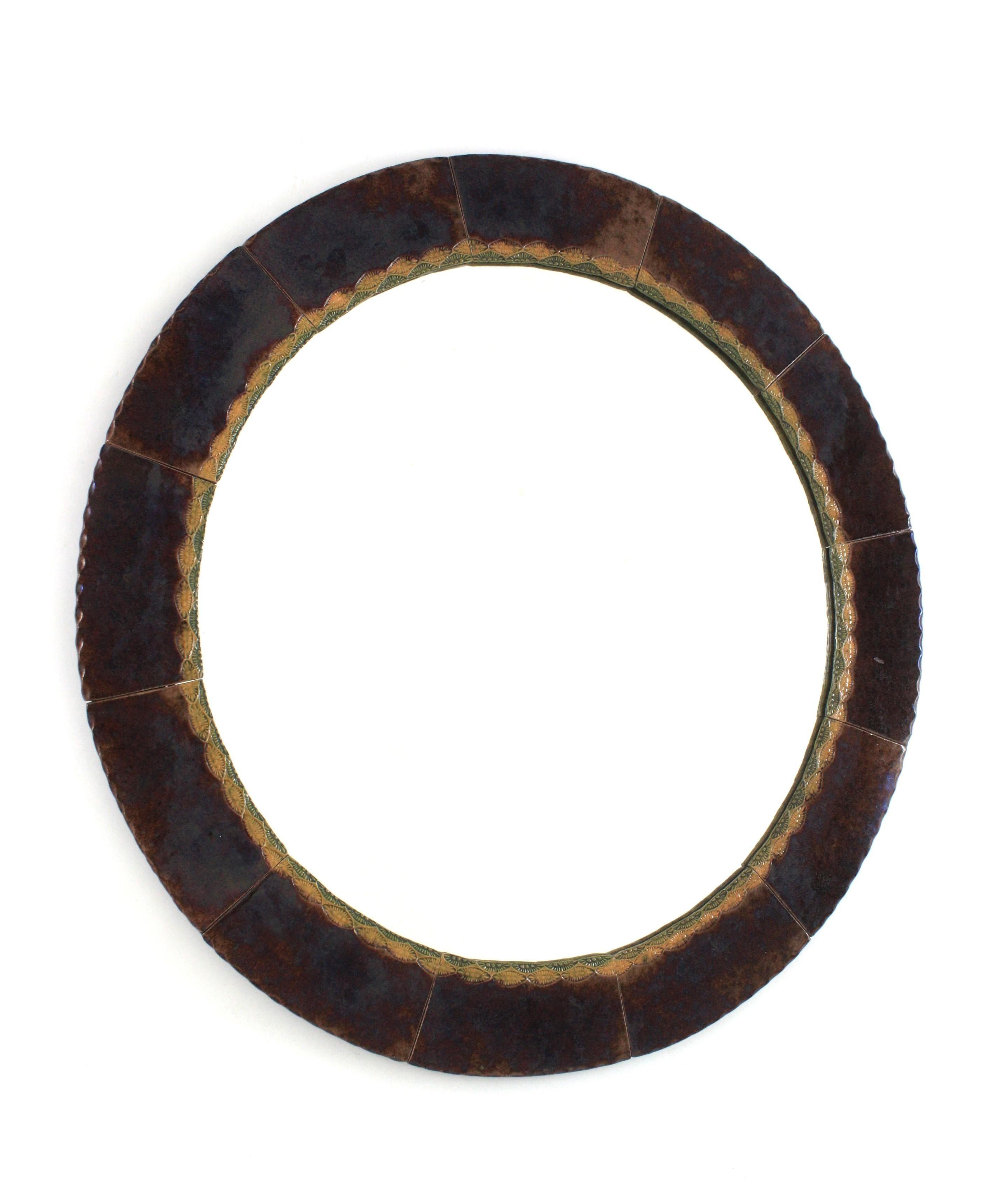 Atractivo espejo circular de cerámica. Fabricado en España, años 60.
Forma redonda y gran superficie de espejo de cristal.
El marco es de grandes baldosas de cerámica esmaltada de color marrón. Un motivo decorativo prensado en colores verde y