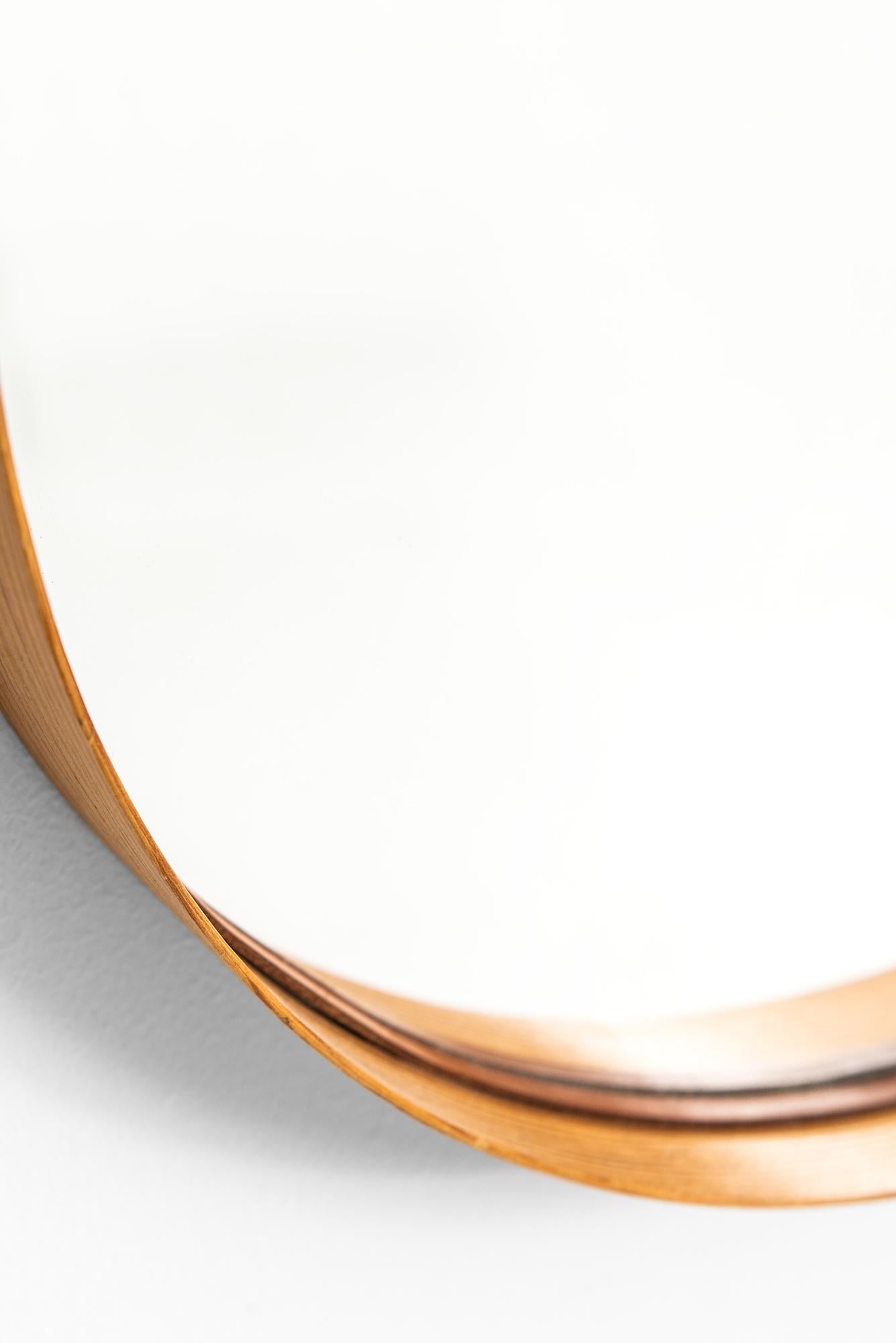 Miroir rare en pin, laiton et cuir. Produit par Glas mäster à Markaryd, Suède.