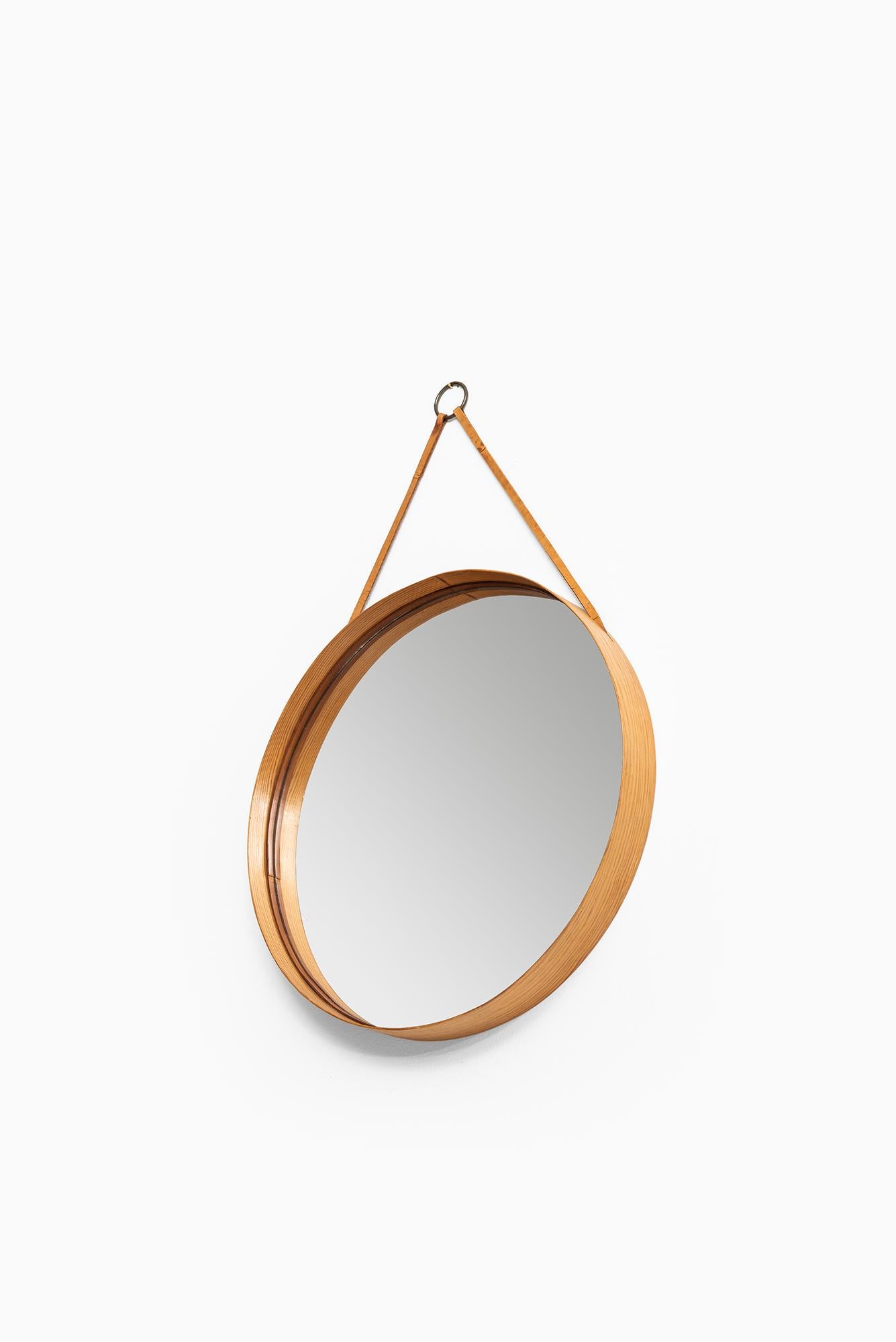 Scandinave moderne Miroir rond en pin, laiton et cuir par Glas Mster à Markaryd, Suède en vente