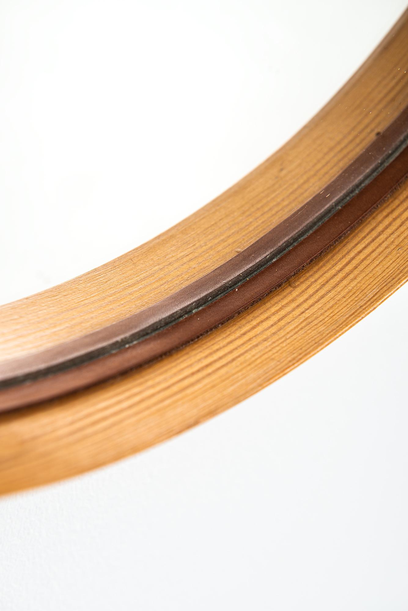 Suédois Miroir rond en pin, laiton et cuir par Glas Mster à Markaryd, Suède en vente