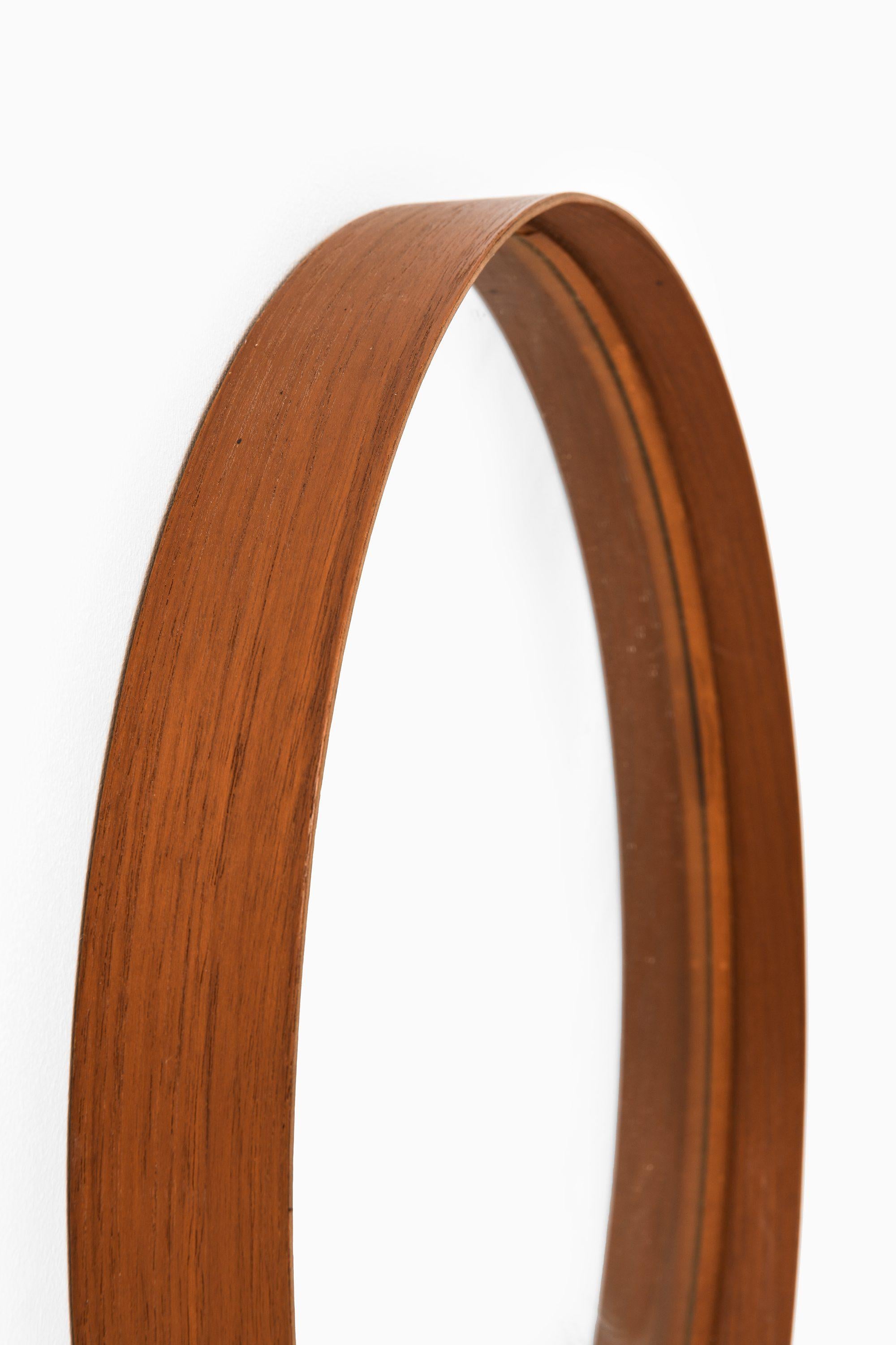 Scandinavo moderno Specchio rotondo in teak e pelle, anni '50 in vendita