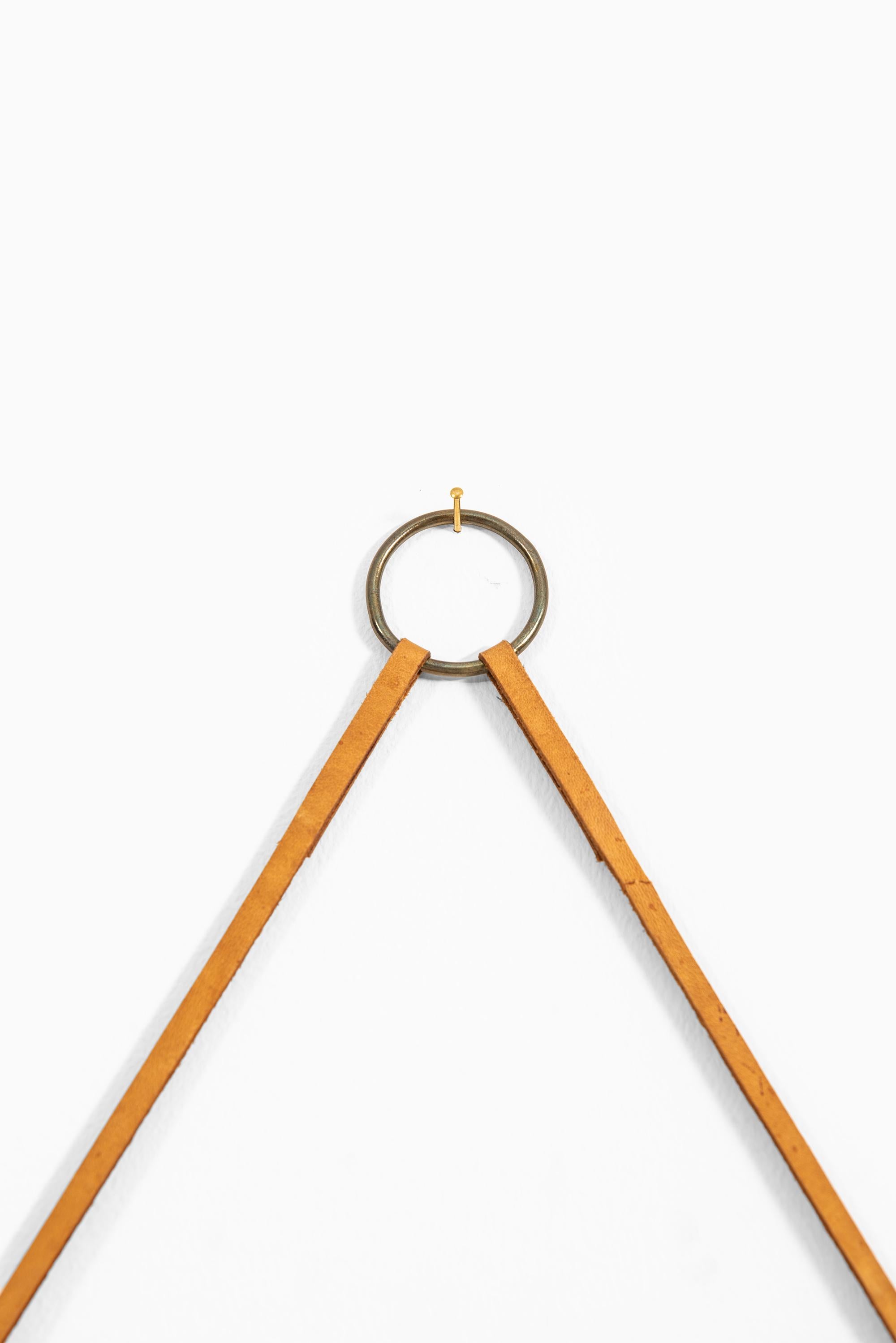 Miroir rond en teck et cuir modèle n° 103. Produit par Glasmäster à Markaryd, Suède.