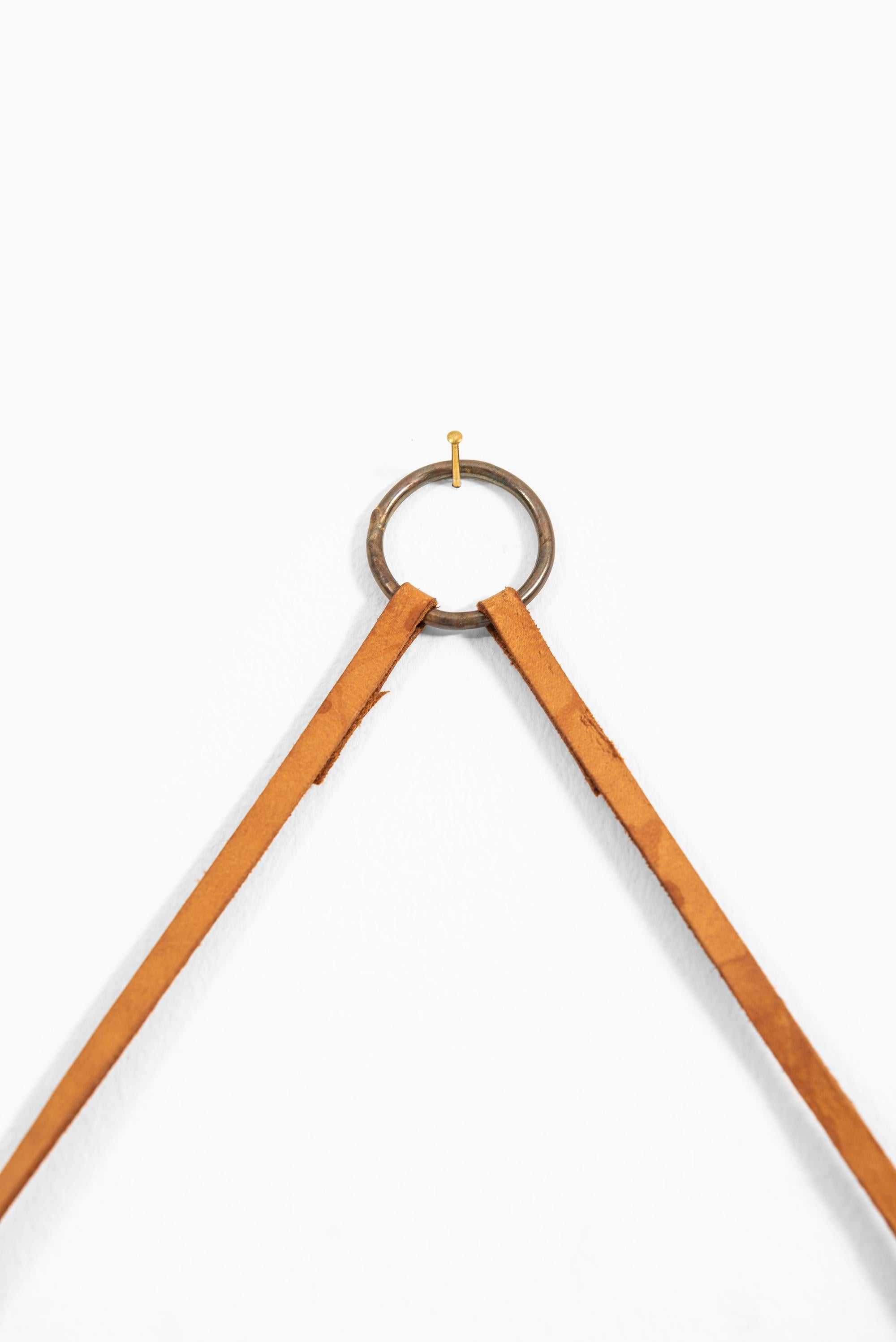 Miroir rond en teck et cuir modèle n° 102. Produit par Glasmäster à Markaryd, Suède.