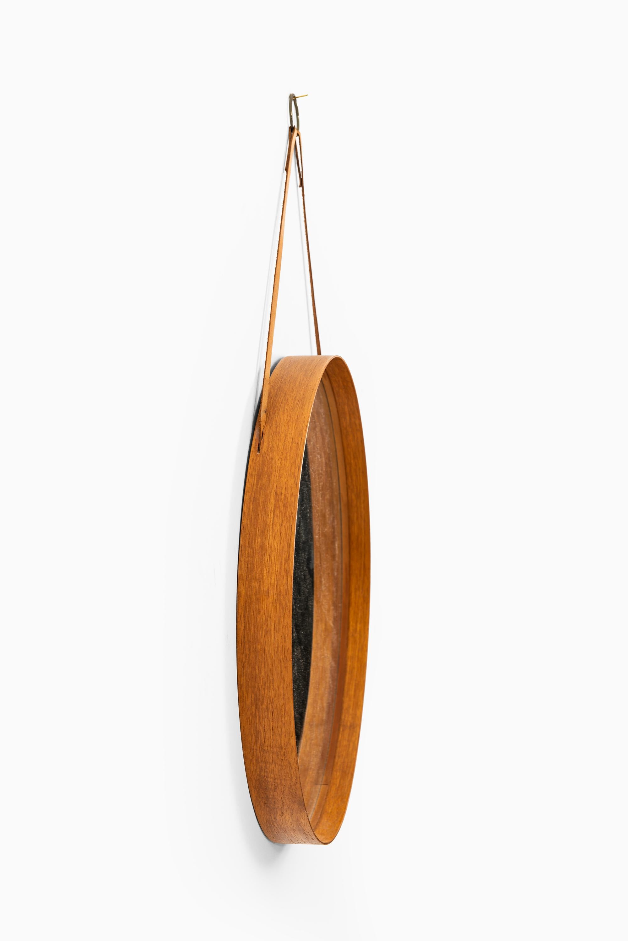 Scandinave moderne Miroir rond en teck et cuir Produit par Glasmäster à Markaryd, Suède en vente