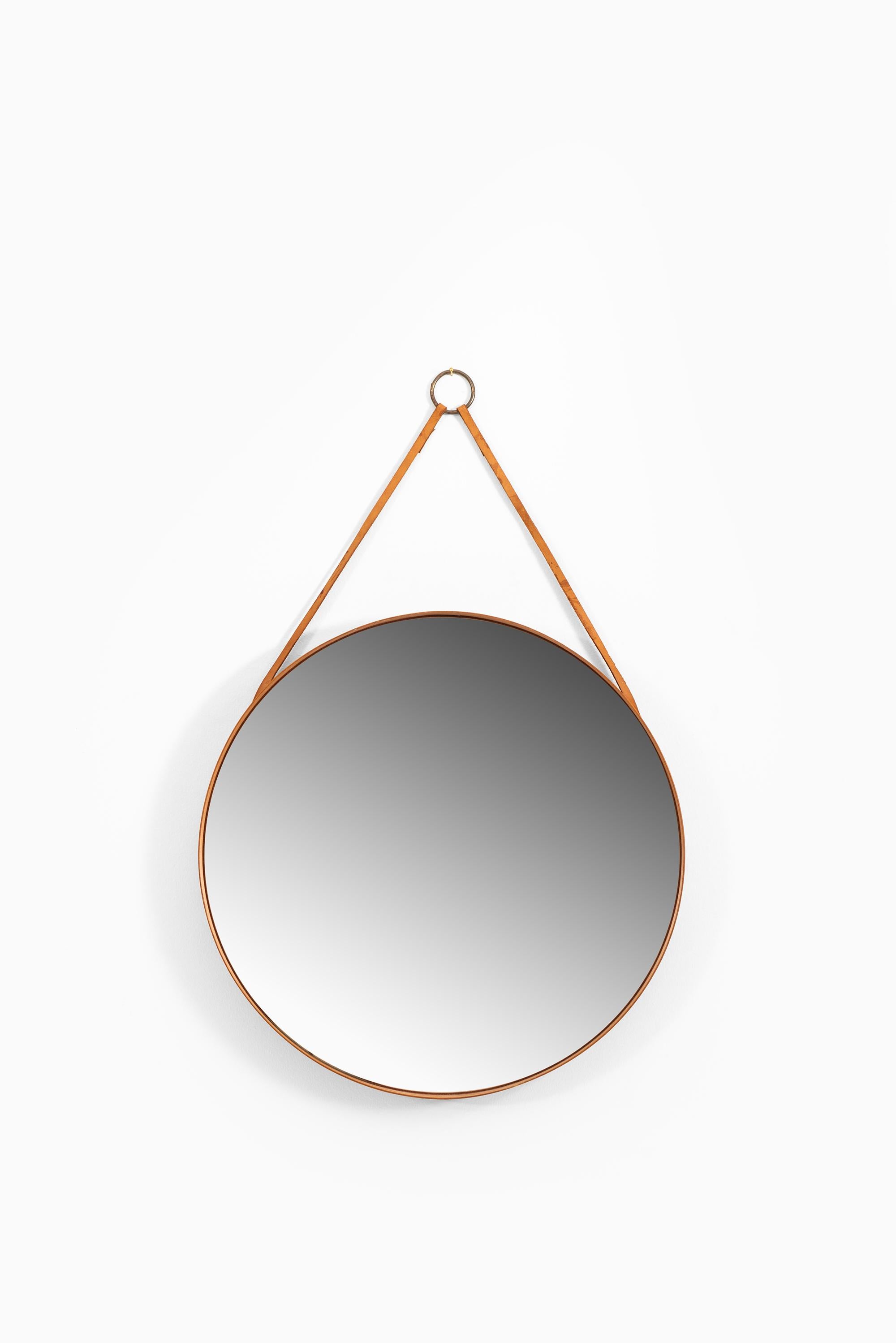 Scandinave moderne Miroir rond en teck et cuir Produit par Glasmäster à Markaryd, Suède en vente