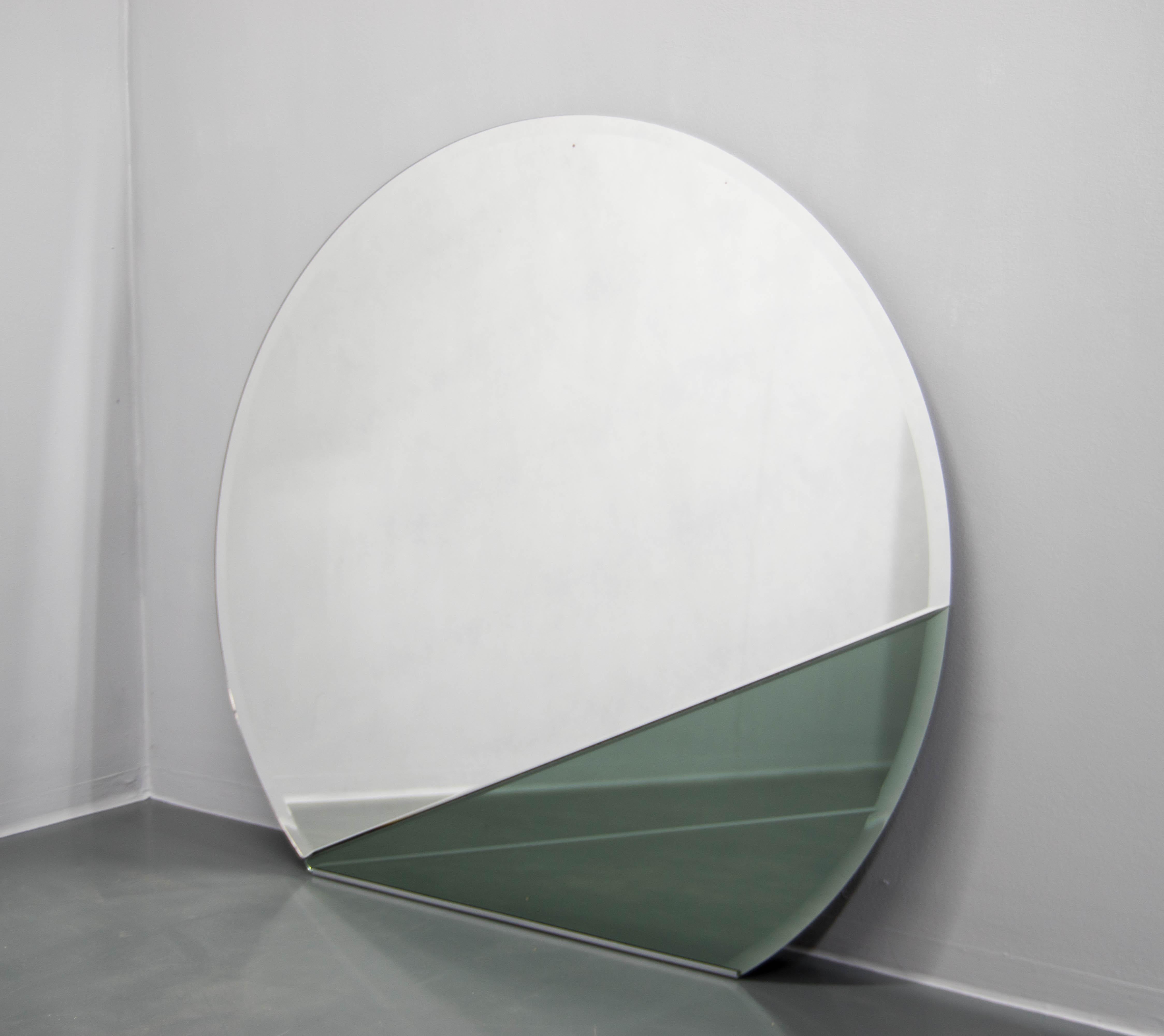 Miroir de salle de bain italien des années 1980
Motif géométrique composé de deux types de verre.
Parfait état d'origine.
Devis d'expédition sur demande.
