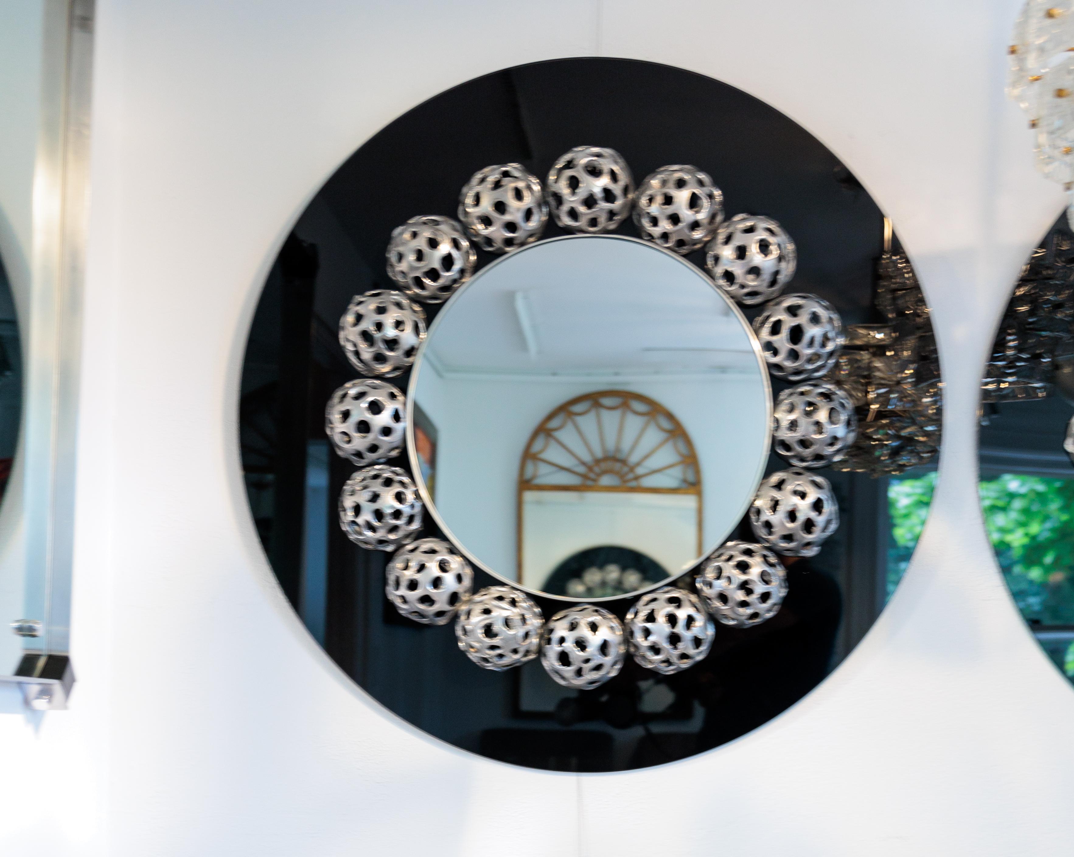 Métal Miroir rond avec 17 orbes en métal perforé sur verre noir en vente