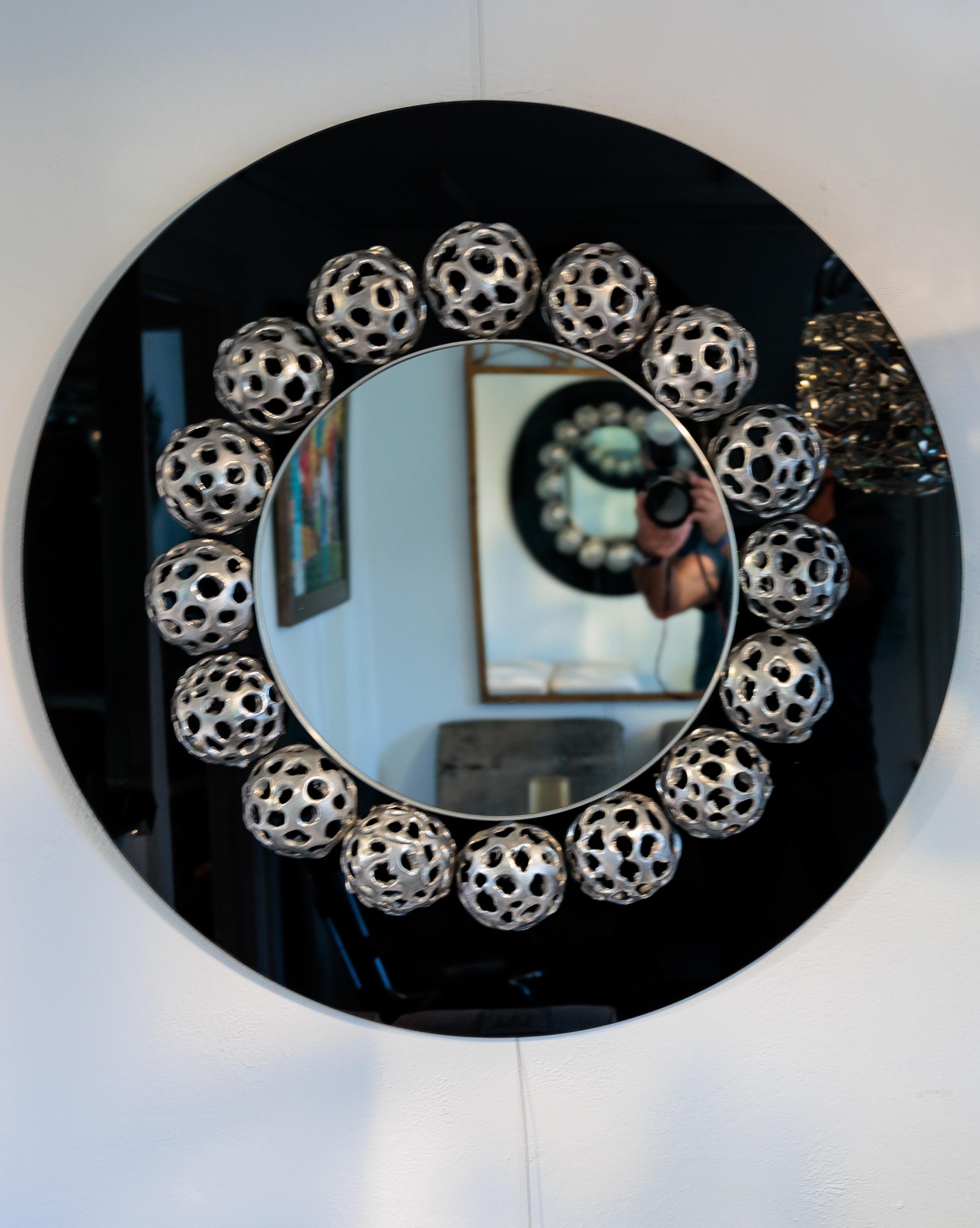 Miroir rond avec 17 orbes en métal perforé sur verre noir en vente 2