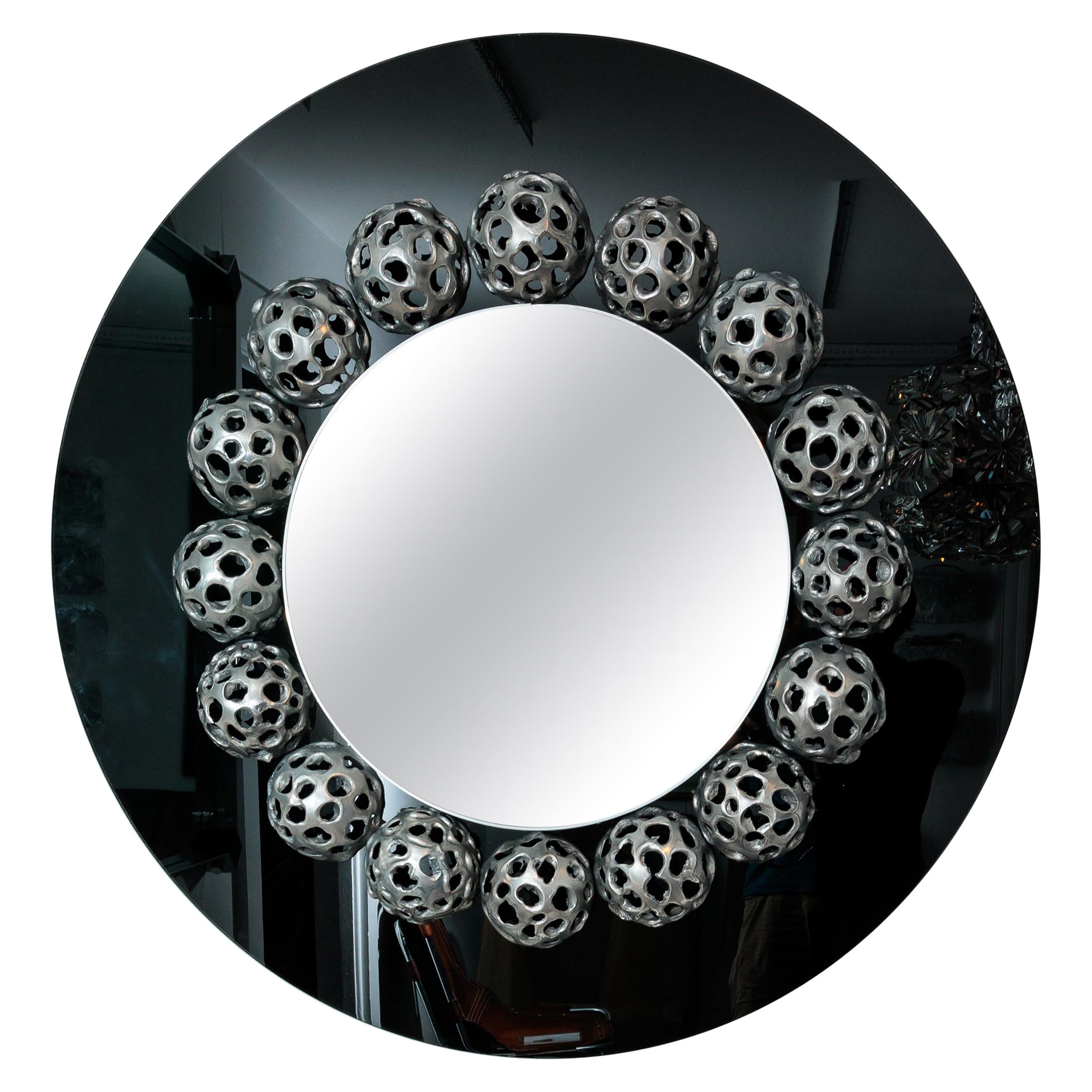 Miroir rond avec 17 orbes en métal perforé sur verre noir en vente