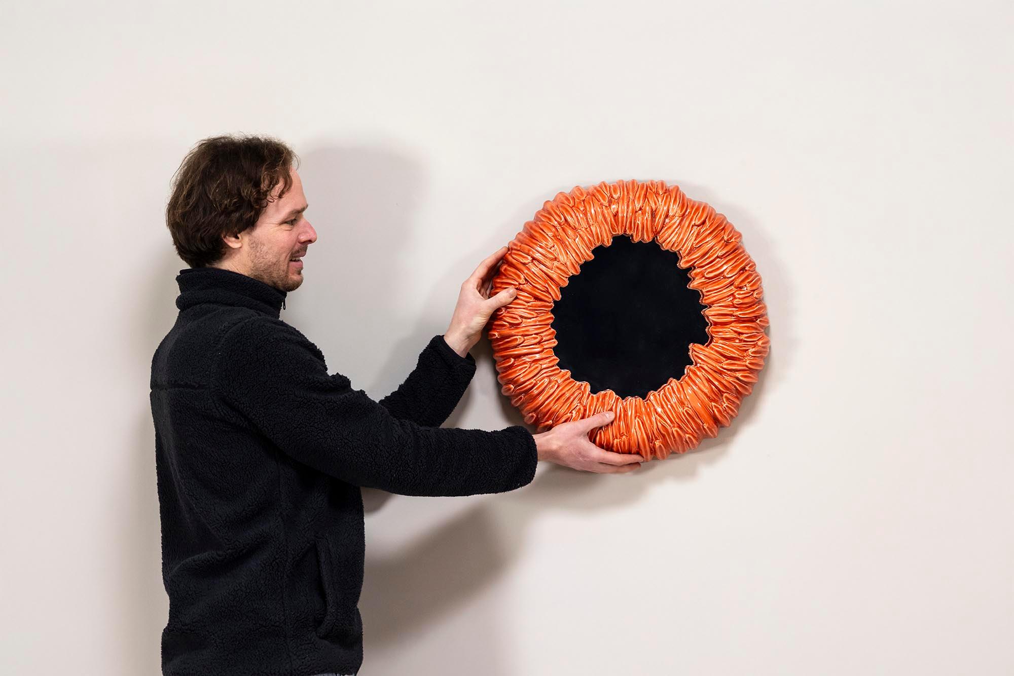 Mid-Century Modern Miroir rond avec cadre en céramique orange-rouge, Italie, années 1970 en vente