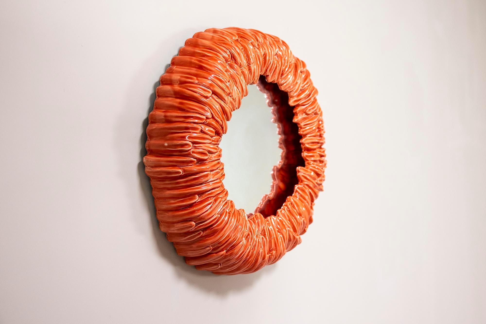 italien Miroir rond avec cadre en céramique orange-rouge, Italie, années 1970 en vente