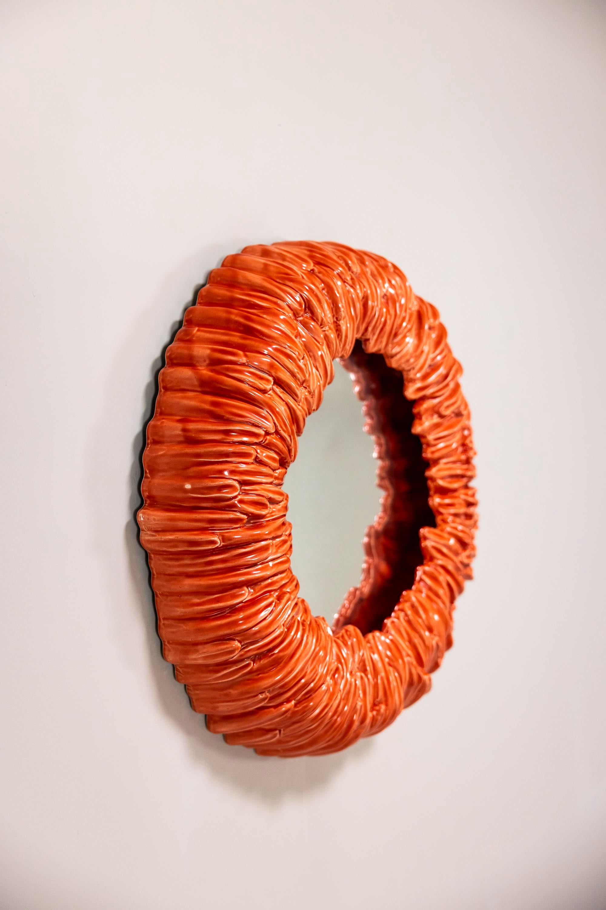 Miroir rond avec cadre en céramique orange-rouge, Italie, années 1970 Bon état - En vente à Hellouw, NL
