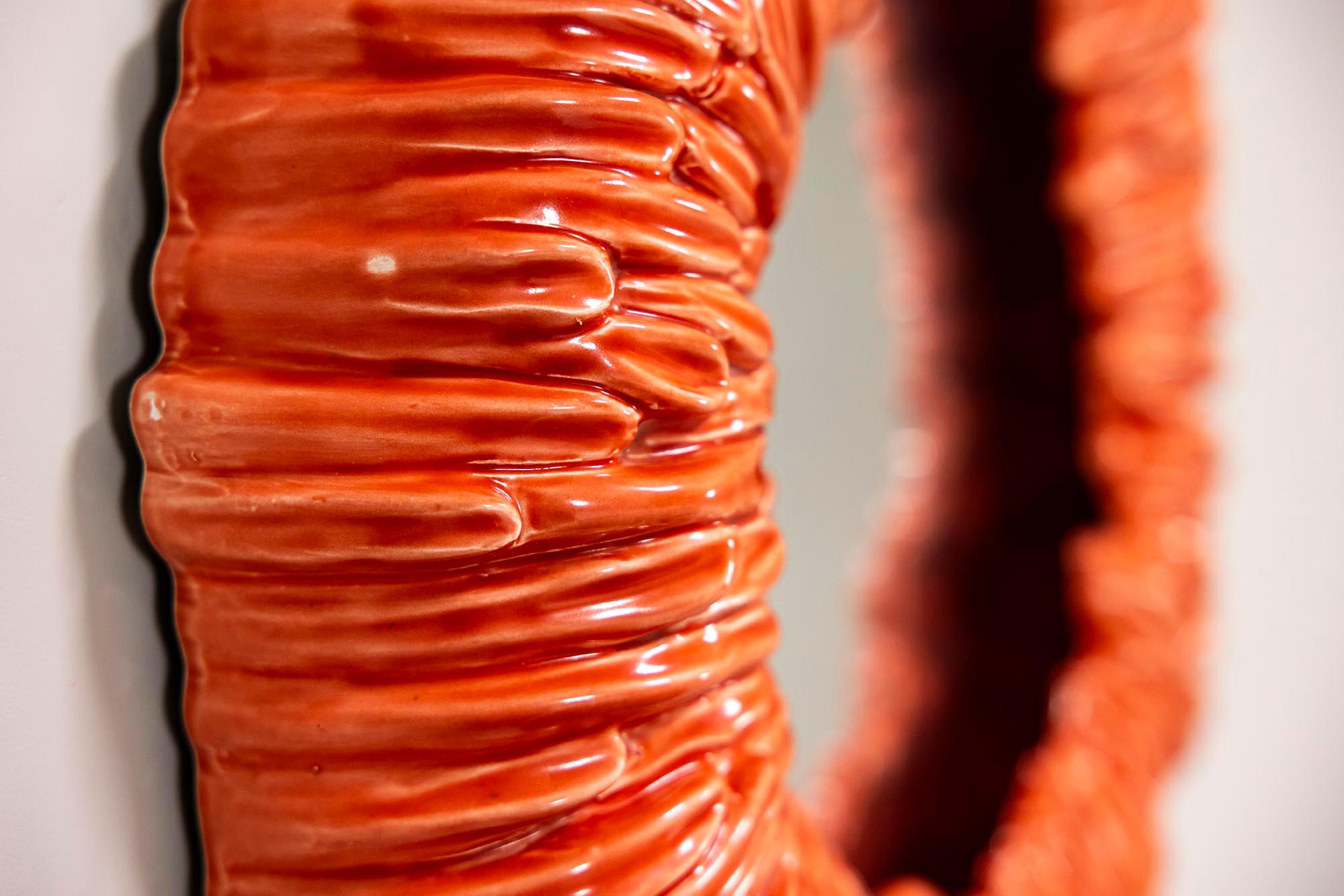 Miroir rond avec cadre en céramique orange-rouge, Italie, années 1970 en vente 1