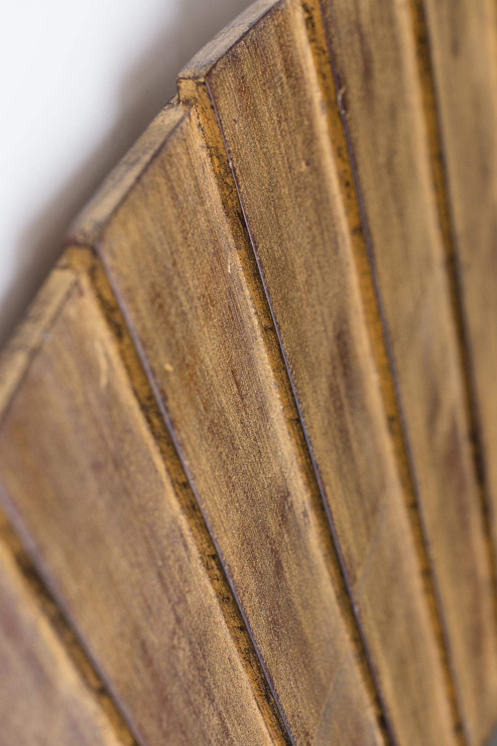Round mirror with pleated wooden frame, Ed.Christopher Guy, Singapore circa 2018 In Good Condition For Sale In Paris, FR