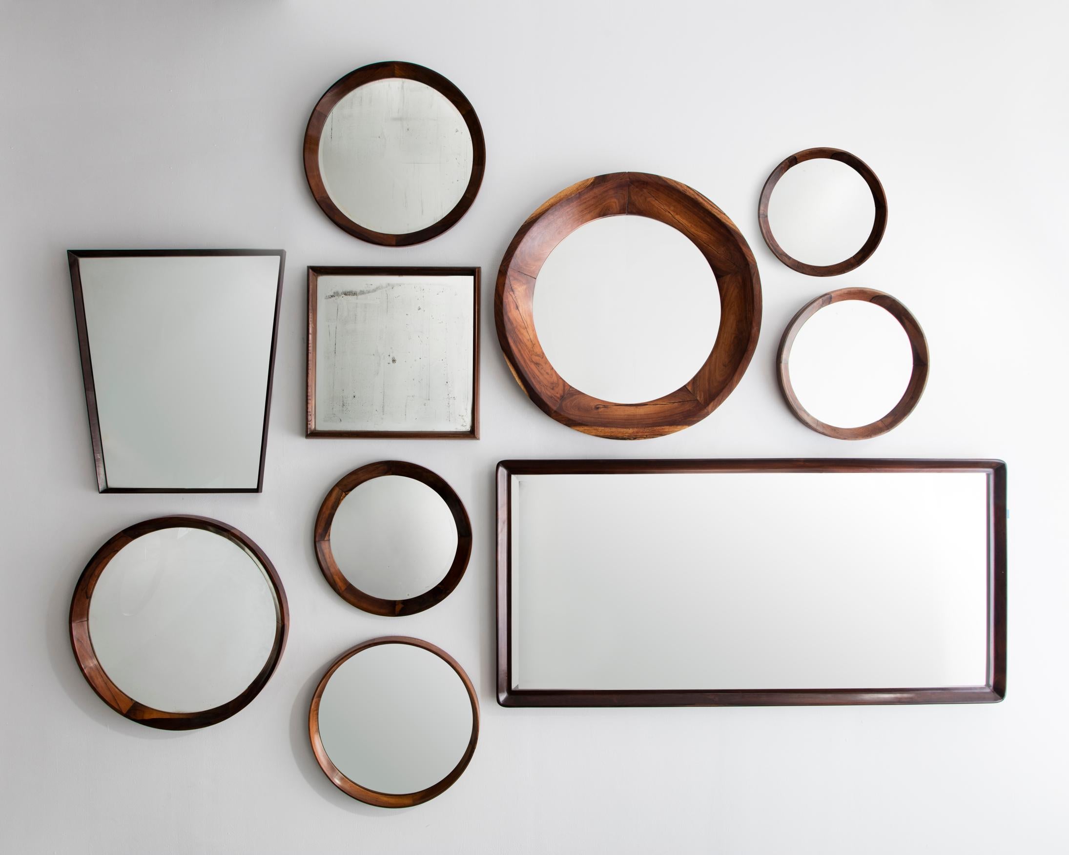 Brésilien Miroir rond avec cadre en bois de rose, Brésil, années 1960