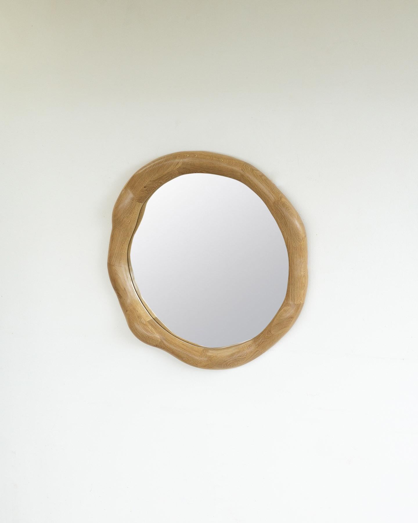 Espejo redondo con marco de madera de nogal blanco, acabado liso by Alexander Knysch
Dimensiones: D80cm
Materiales: Nogal.

Alexander nació en Kazajstán en 1990 y se trasladó a Alemania a los 4 años, donde creció cerca de Stuttgart con sus padres y