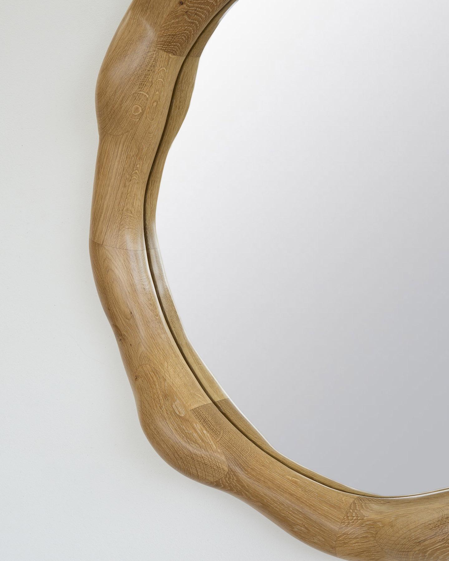 Espejo redondo con marco de madera de nogal blanco, acabado liso by Alexander Knysch Posmoderno en venta