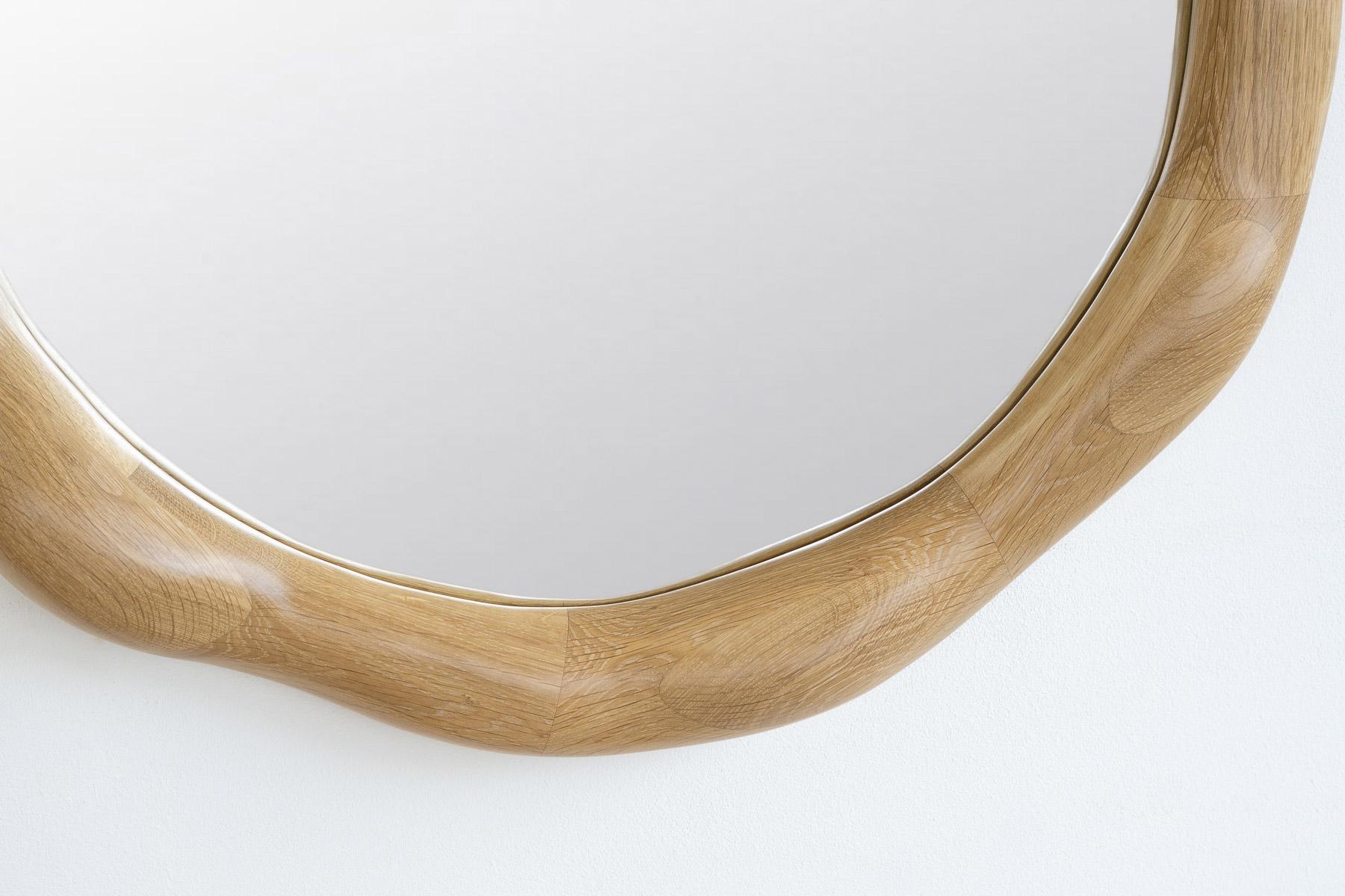 Espejo redondo con marco de madera de nogal blanco, acabado liso by Alexander Knysch Alemán en venta